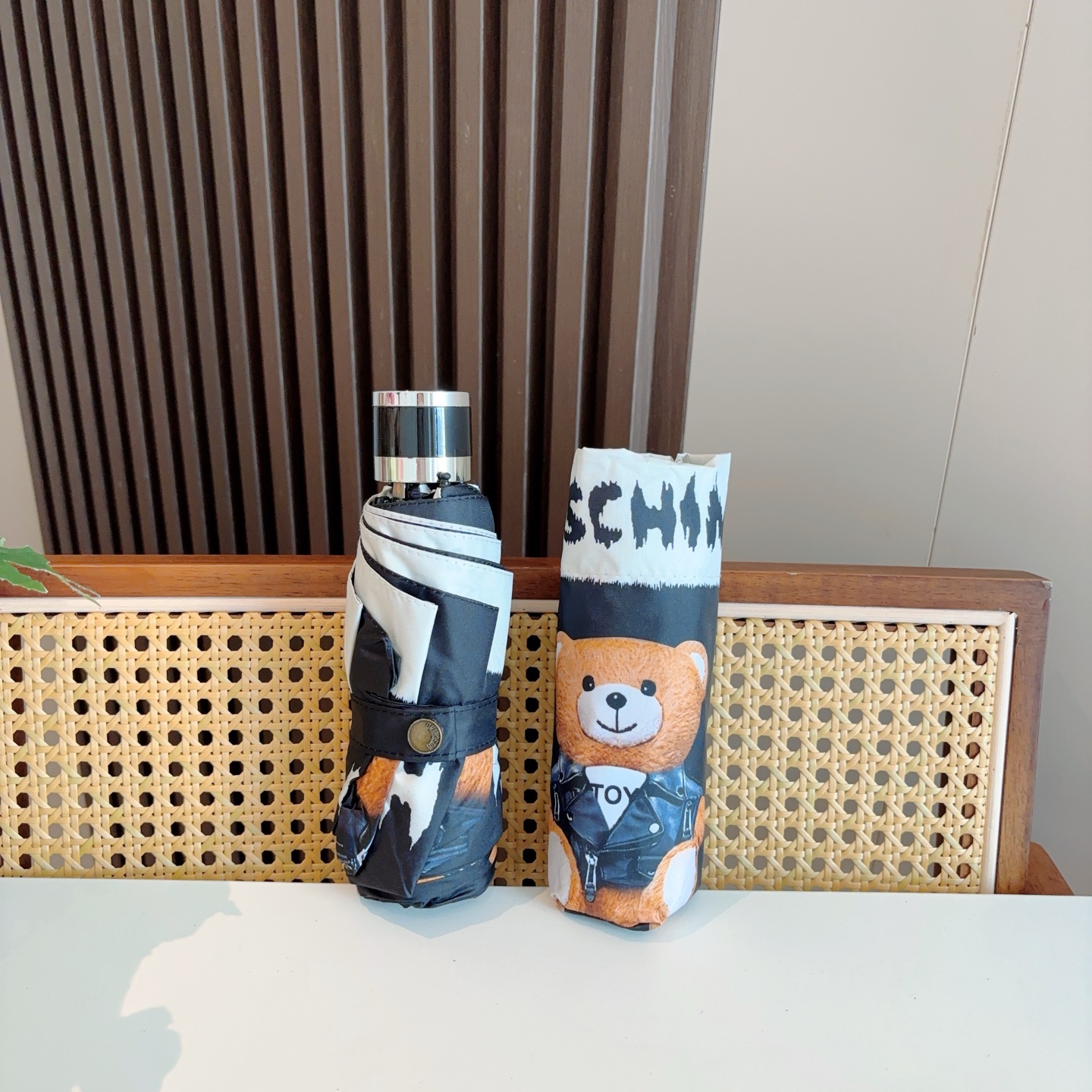  Moschino（莫斯奇诺）五折手开伞设计师Franco Moschino以自己的名字命名的一个意大利
