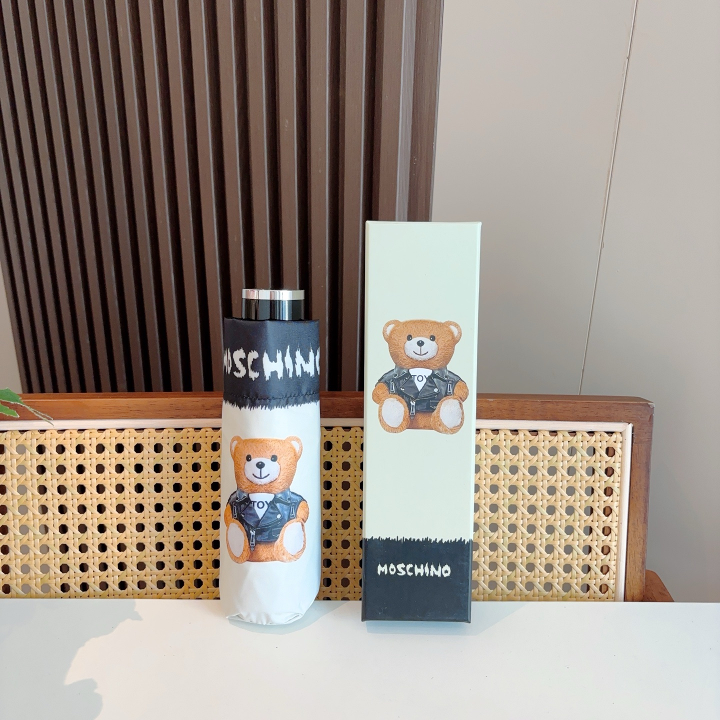  Moschino（莫斯奇诺）五折手开伞设计师Franco Moschino以自己的名字命名的一个意大利