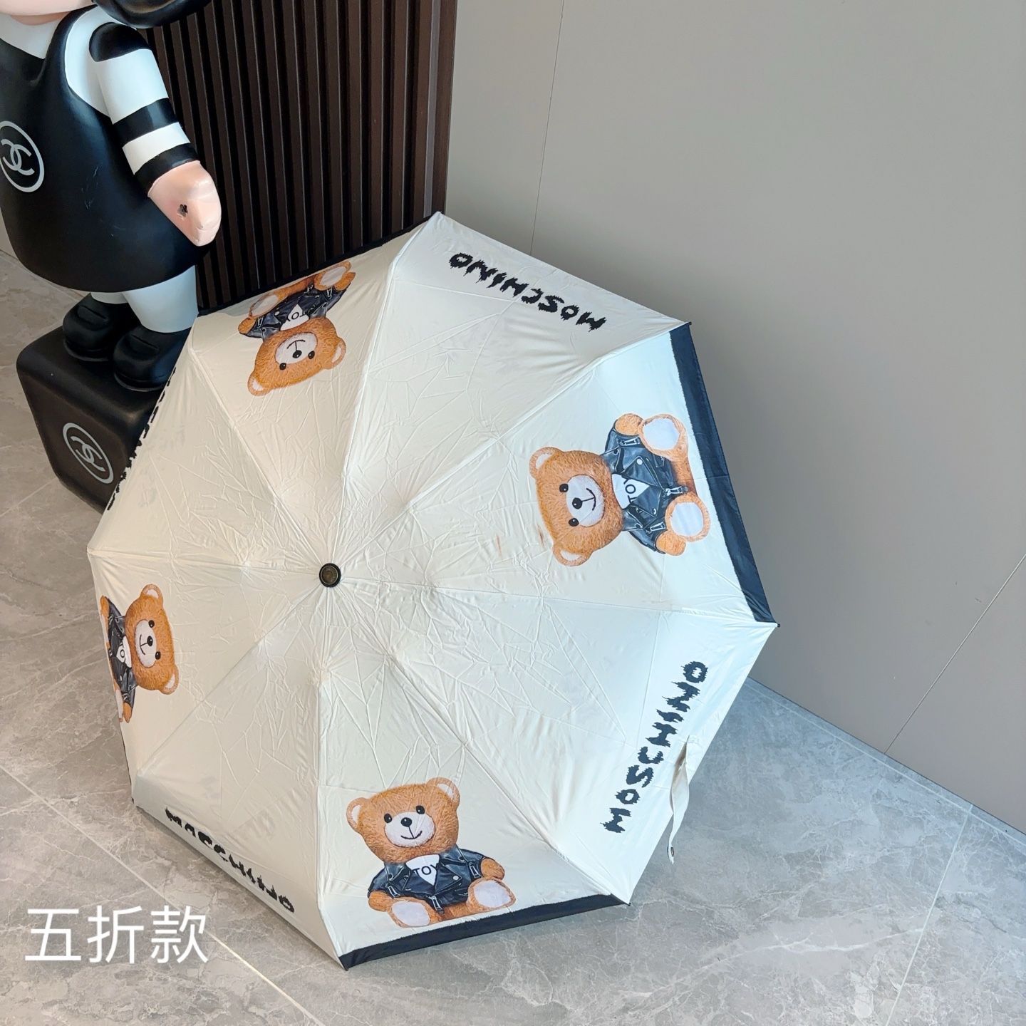  Moschino（莫斯奇诺）五折手开伞设计师Franco Moschino以自己的名字命名的一个意大利