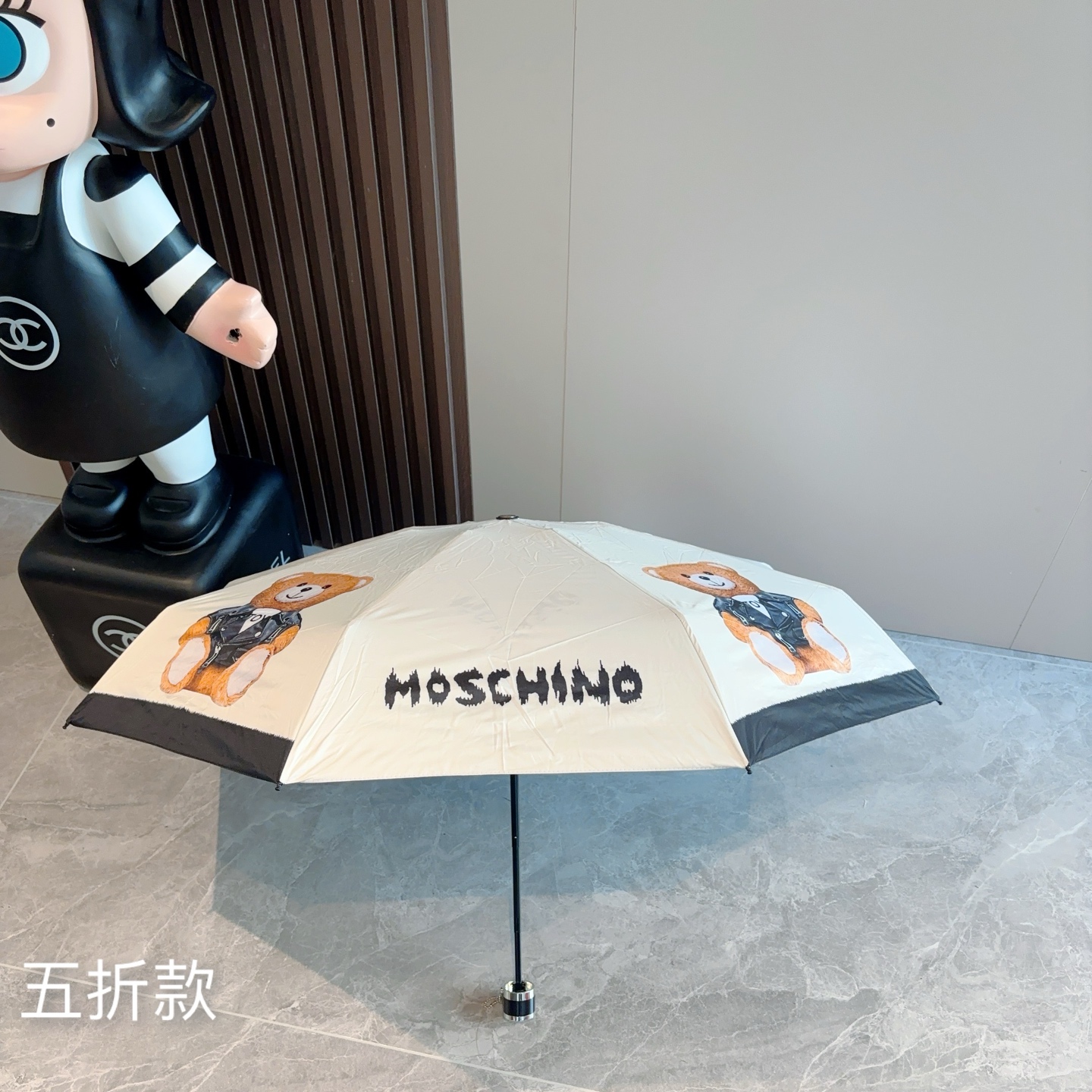  Moschino（莫斯奇诺）五折手开伞设计师Franco Moschino以自己的名字命名的一个意大利