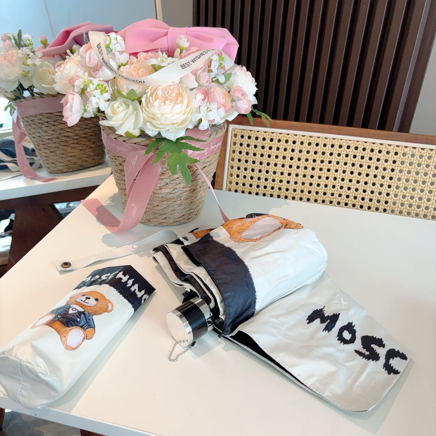  Moschino（莫斯奇诺）五折手开伞设计师Franco Moschino以自己的名字命名的一个意大利