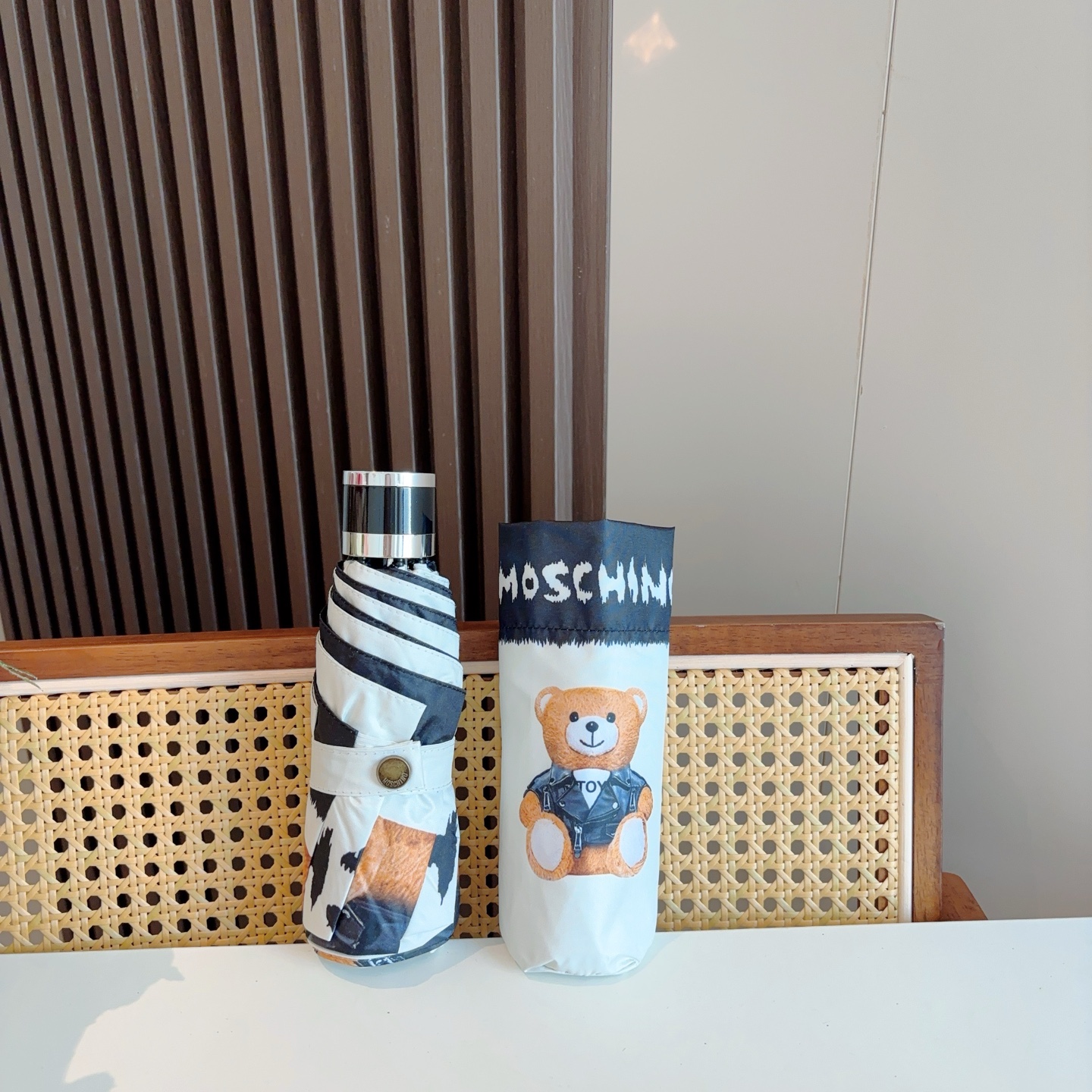  Moschino（莫斯奇诺）五折手开伞设计师Franco Moschino以自己的名字命名的一个意大利