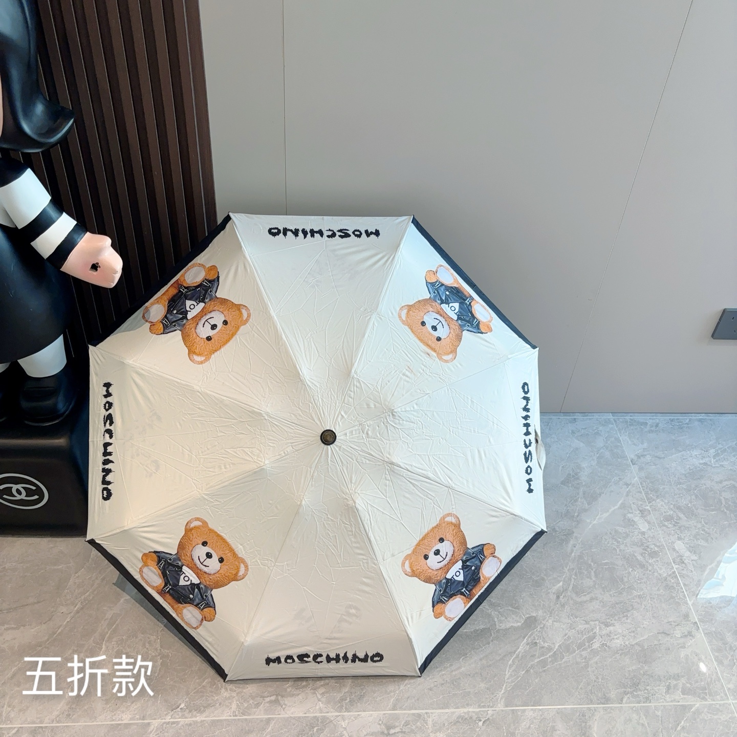  Moschino（莫斯奇诺）五折手开伞设计师Franco Moschino以自己的名字命名的一个意大利