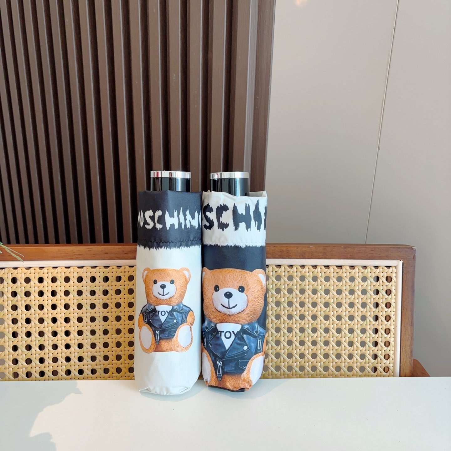 Moschino（莫斯奇诺）五折手开伞设计师Franco Moschino以自己的名字命名的一个意大利