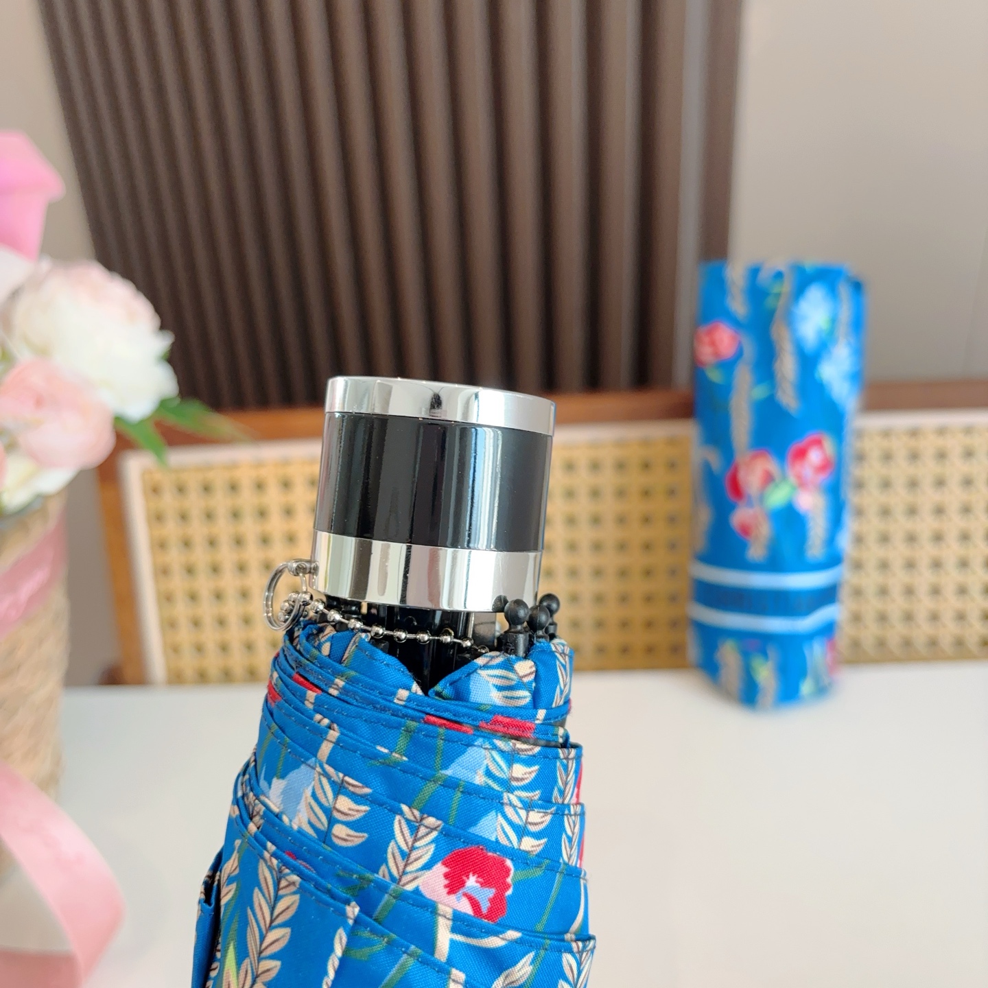 DIOR （迪奥） 五折手开折叠伞 超轻口袋 仅18cm  热卖款 时尚指数爆表 无论晴天雨天使用都相