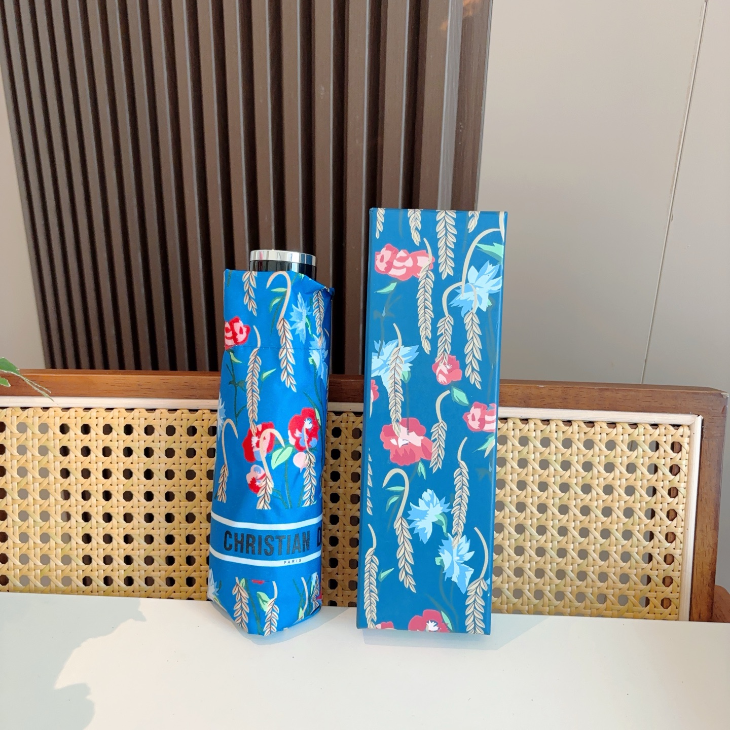  DIOR （迪奥） 五折手开折叠伞 超轻口袋 仅18cm  热卖款 时尚指数爆表 无论晴天雨天使用都相