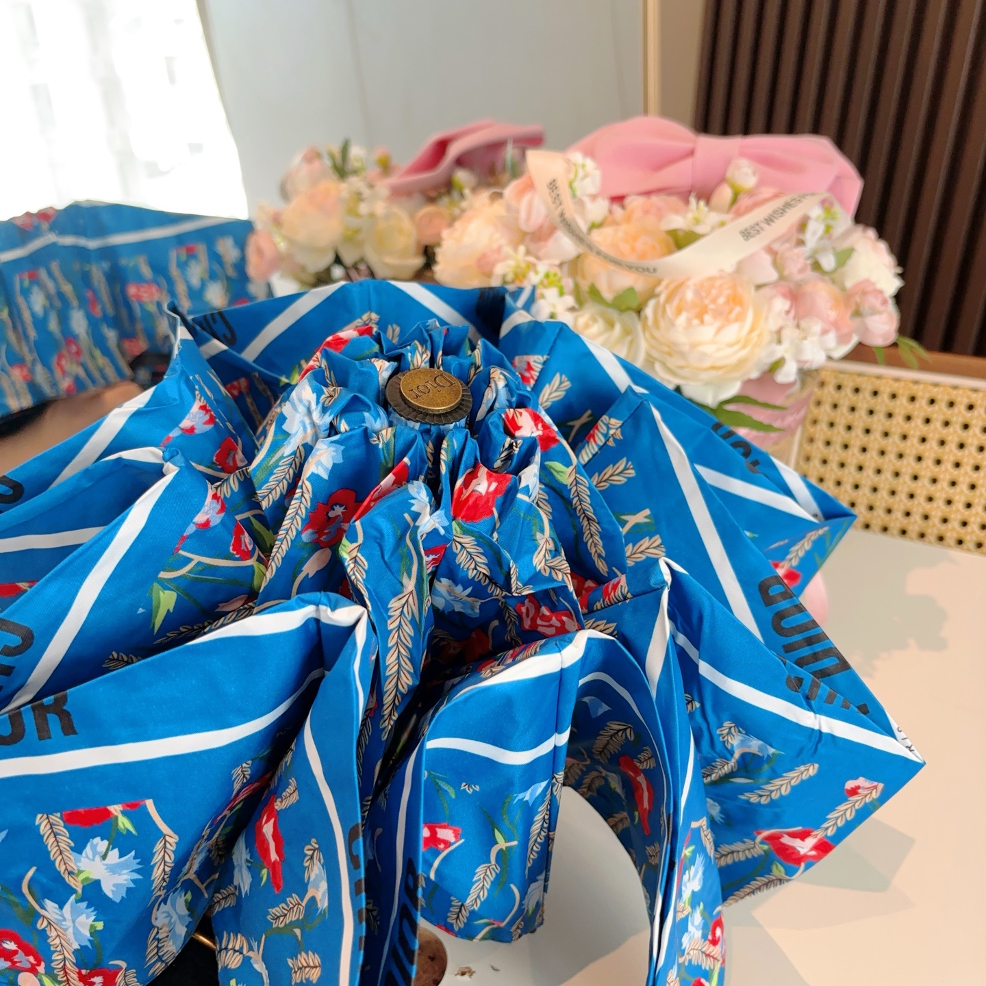  DIOR （迪奥） 五折手开折叠伞 超轻口袋 仅18cm  热卖款 时尚指数爆表 无论晴天雨天使用都相