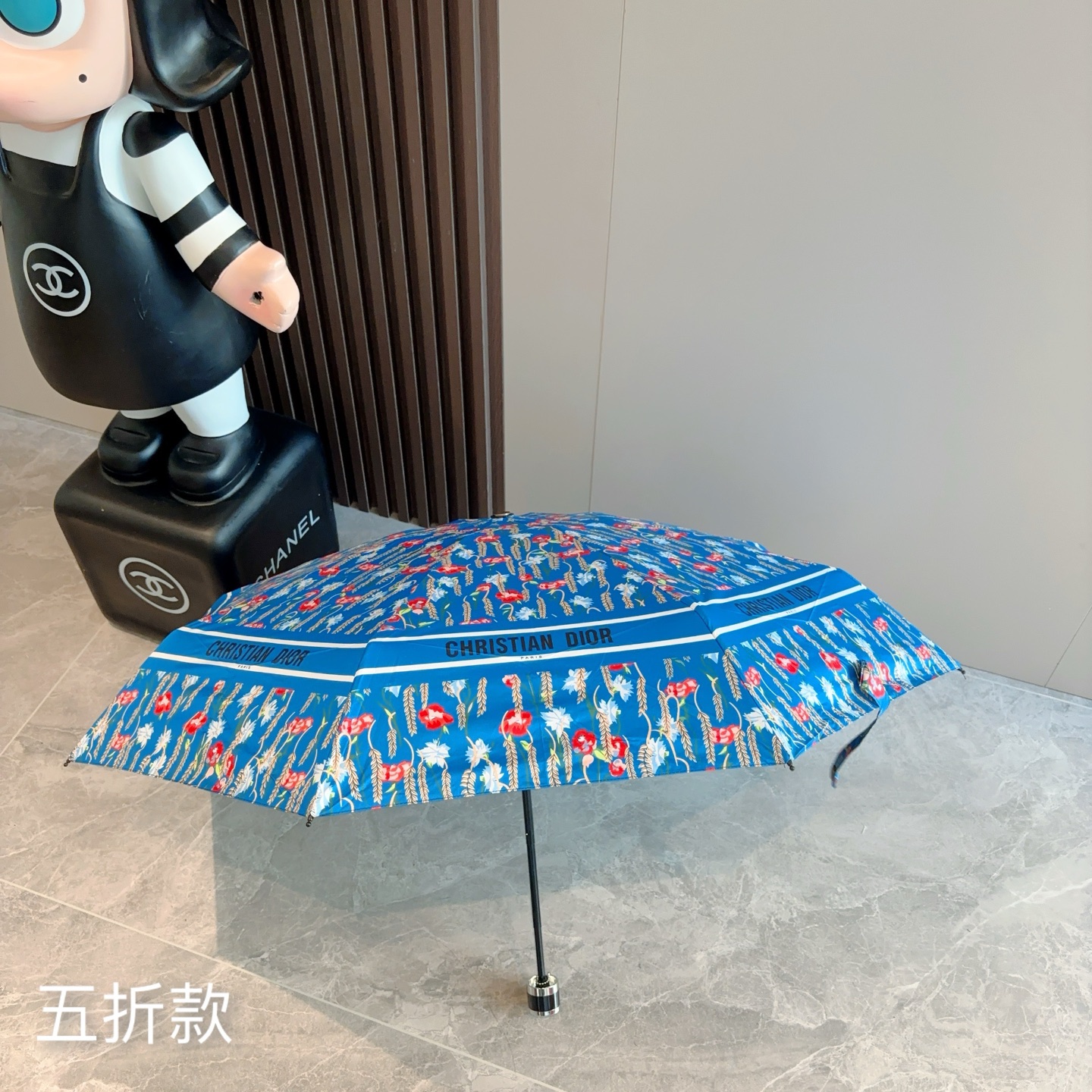  DIOR （迪奥） 五折手开折叠伞 超轻口袋 仅18cm  热卖款 时尚指数爆表 无论晴天雨天使用都相