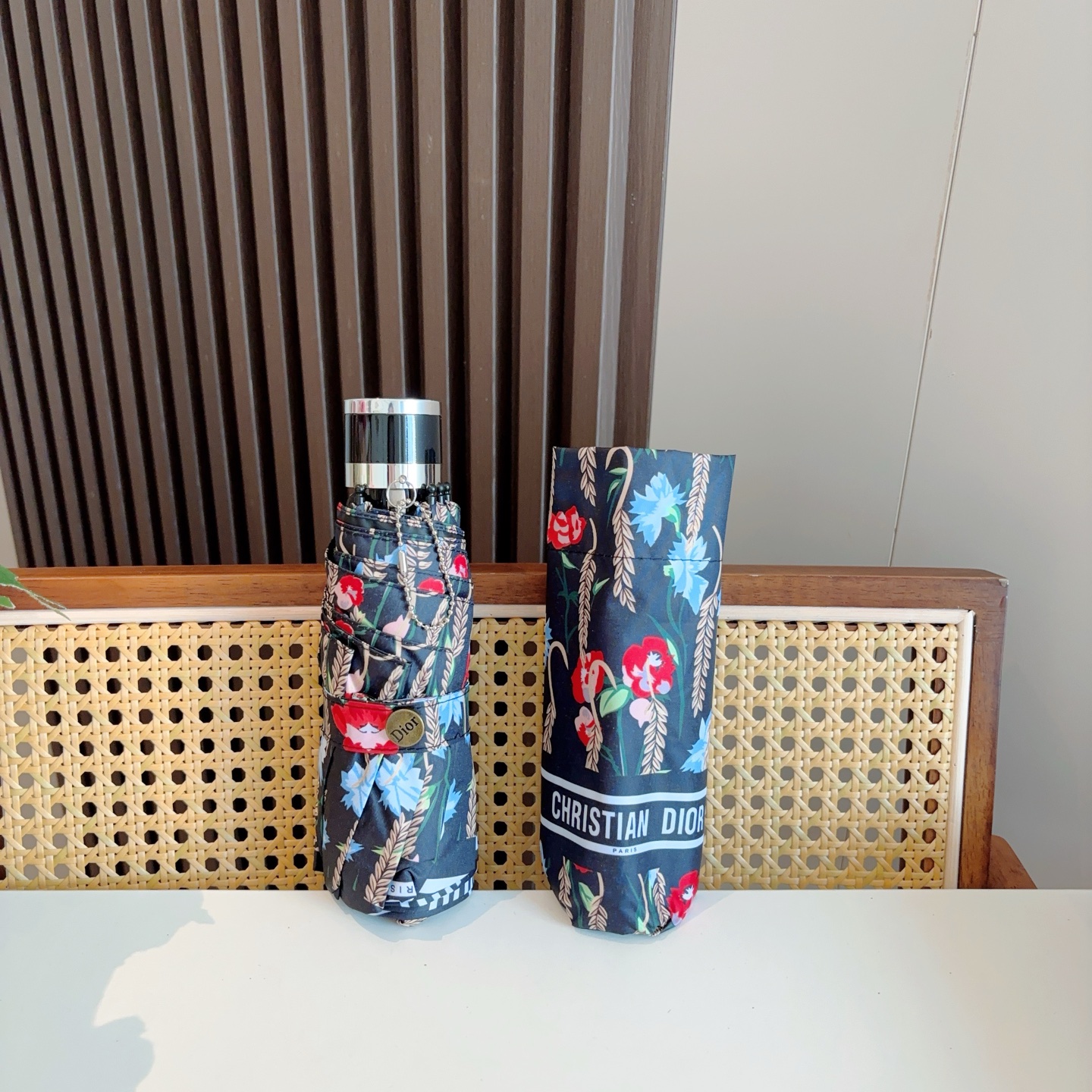 DIOR （迪奥） 五折手开折叠伞 超轻口袋 仅18cm  热卖款 时尚指数爆表 无论晴天雨天使用都相