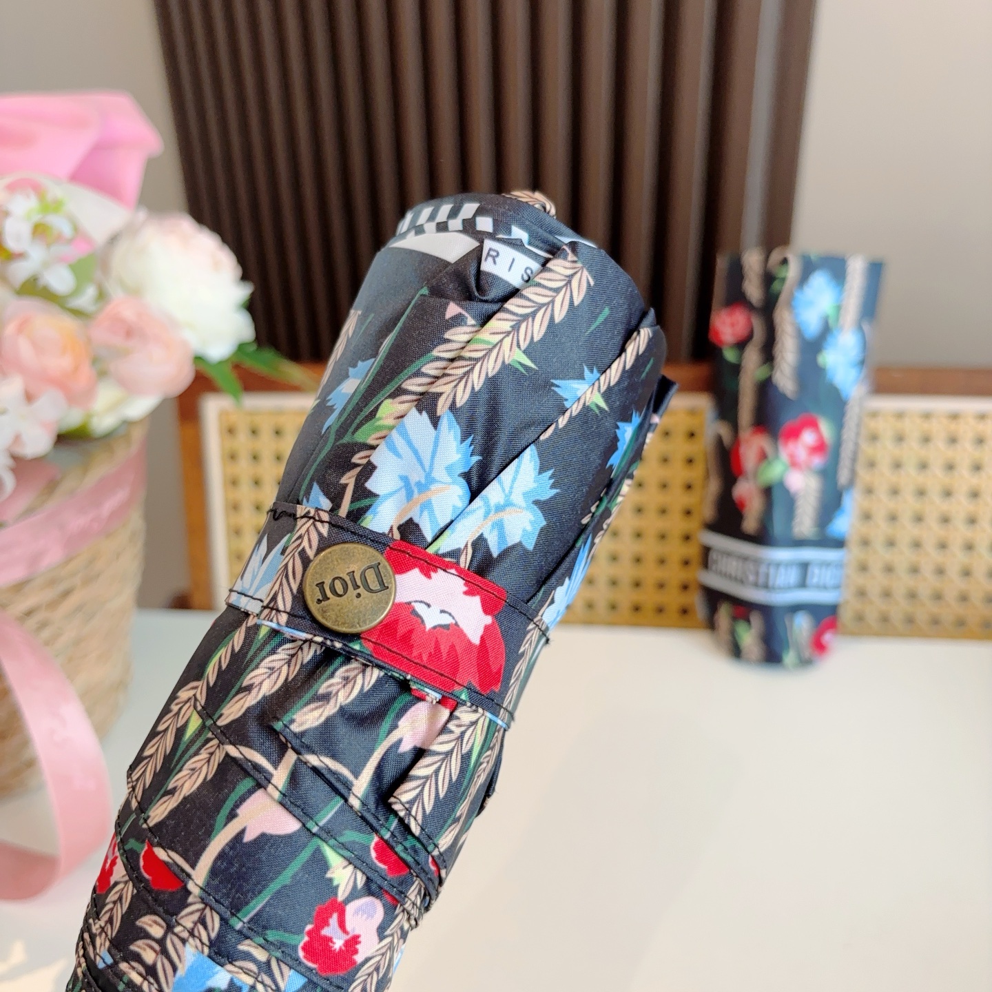 DIOR （迪奥） 五折手开折叠伞 超轻口袋 仅18cm  热卖款 时尚指数爆表 无论晴天雨天使用都相