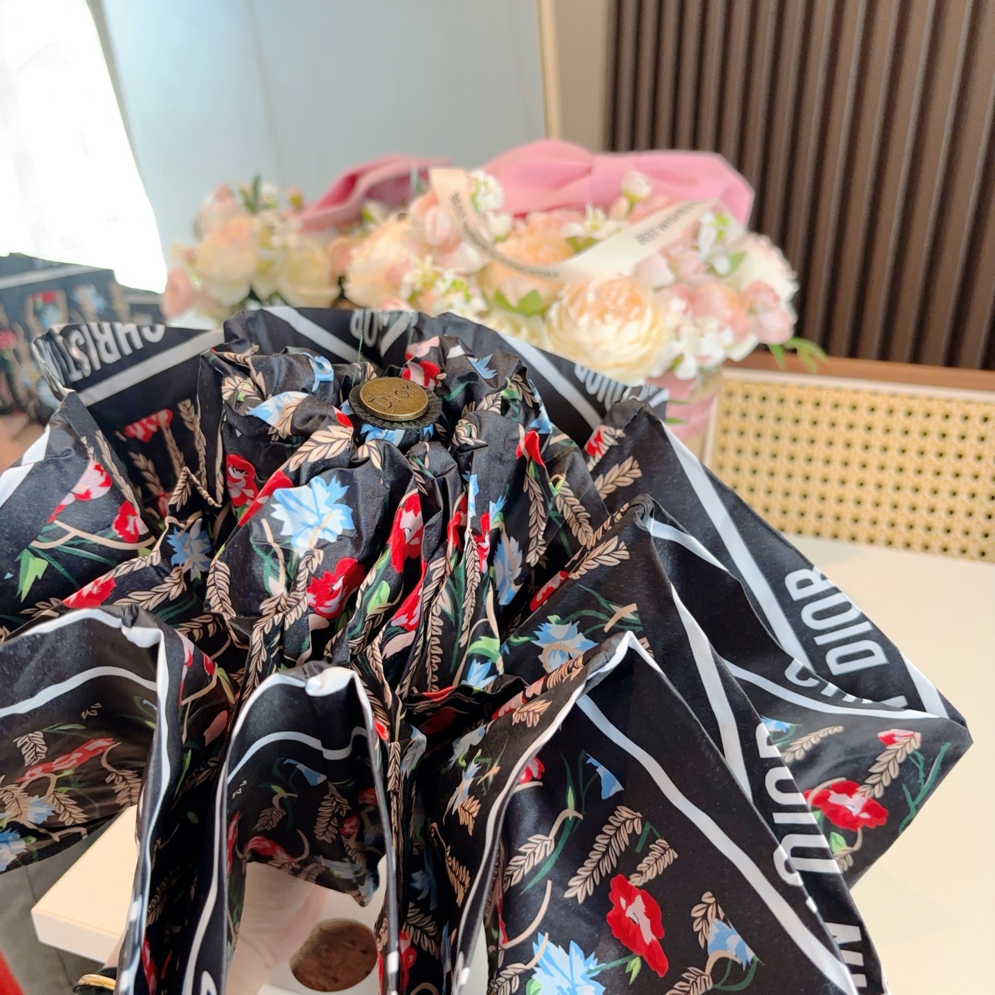  DIOR （迪奥） 五折手开折叠伞 超轻口袋 仅18cm  热卖款 时尚指数爆表 无论晴天雨天使用都相