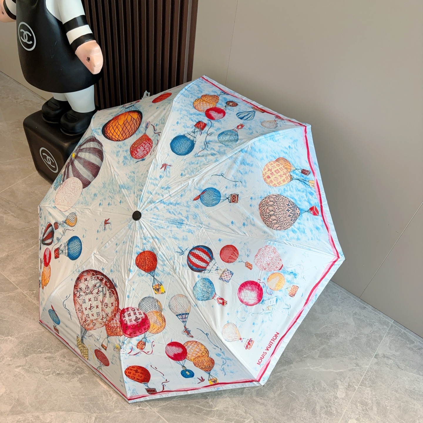 LOUIS VUITTON （路易威登）热气球三折自动折叠晴雨伞 新涂层技术深色伞面 拥有令人惊喜的遮