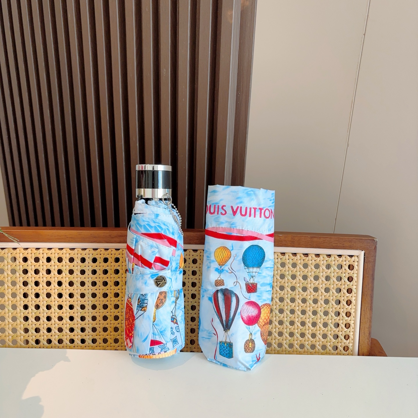   LOUIS VUITTON （路易威登）热气球五折手开晴雨伞 新涂层技术深色伞面 拥有令人惊喜的遮光