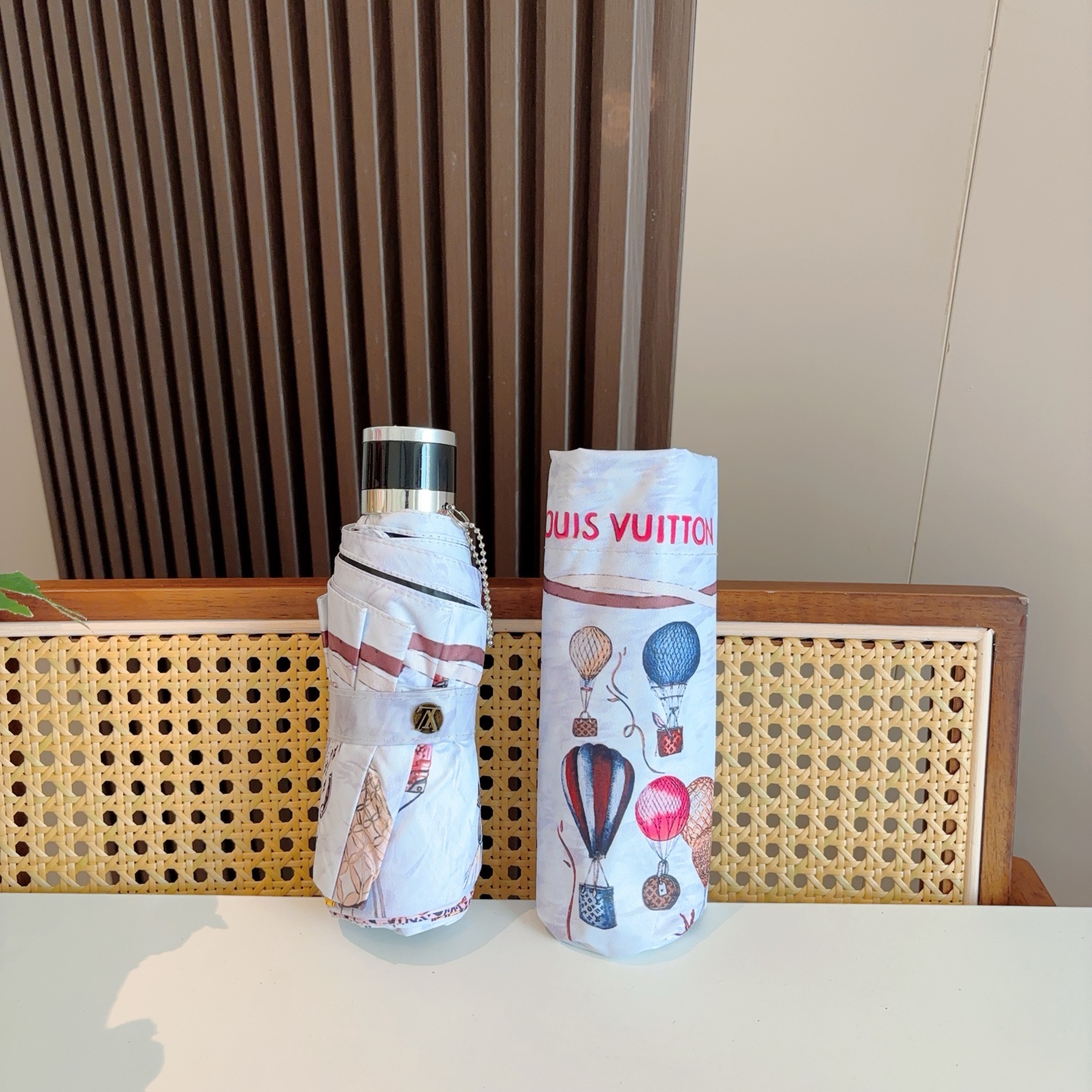   LOUIS VUITTON （路易威登）热气球五折手开晴雨伞 新涂层技术深色伞面 拥有令人惊喜的遮光