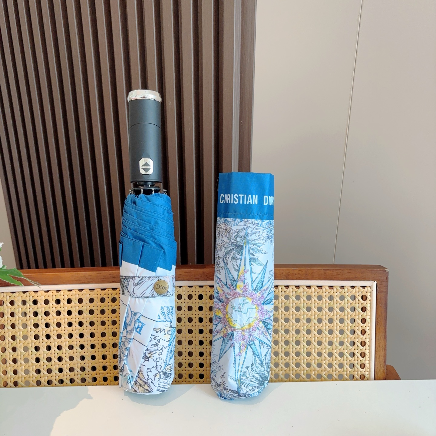  DIOR（迪奥）新款 三折自动折叠晴雨伞  时尚原单代工品质 细节精致 看得见的品质 打破一成不变 色