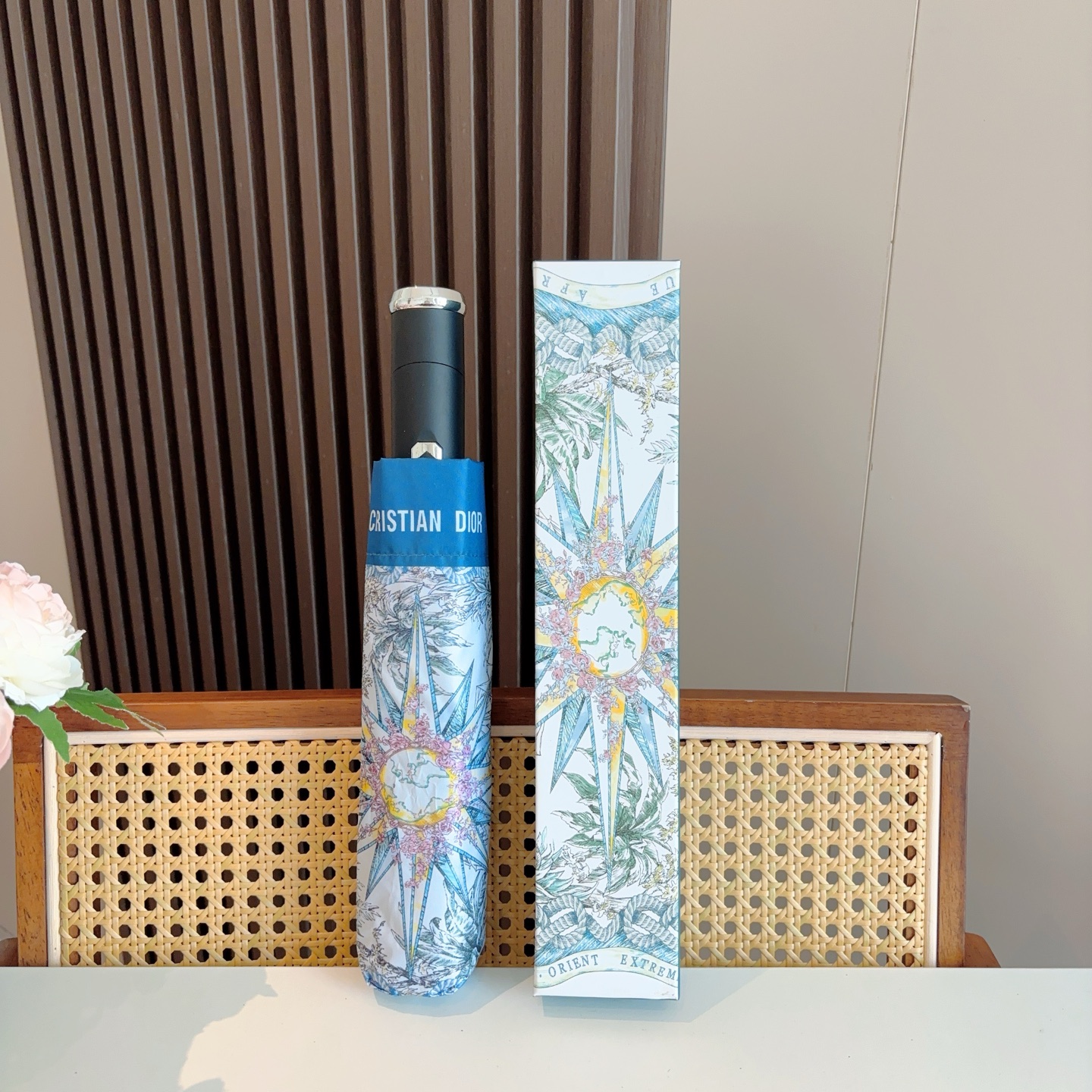  DIOR（迪奥）新款 三折自动折叠晴雨伞  时尚原单代工品质 细节精致 看得见的品质 打破一成不变 色