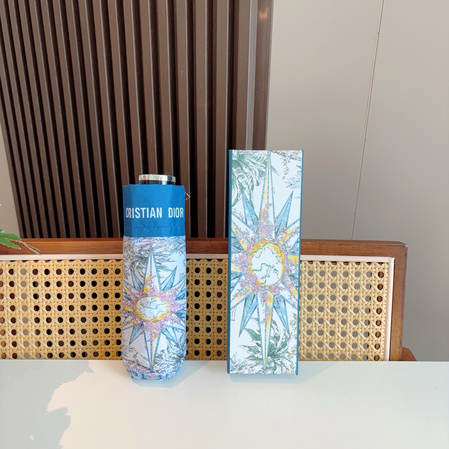  DIOR （迪奥） 五折手开折叠伞 超轻口袋 仅18cm  热卖款 时尚指数爆表 无论晴天雨天使用都相