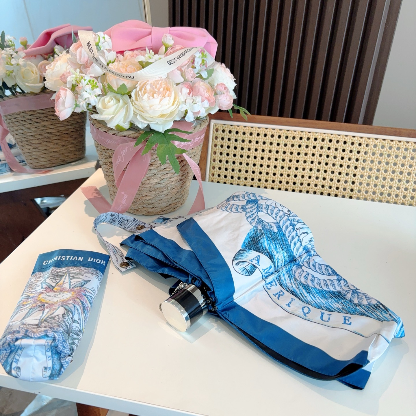  DIOR （迪奥） 五折手开折叠伞 超轻口袋 仅18cm  热卖款 时尚指数爆表 无论晴天雨天使用都相