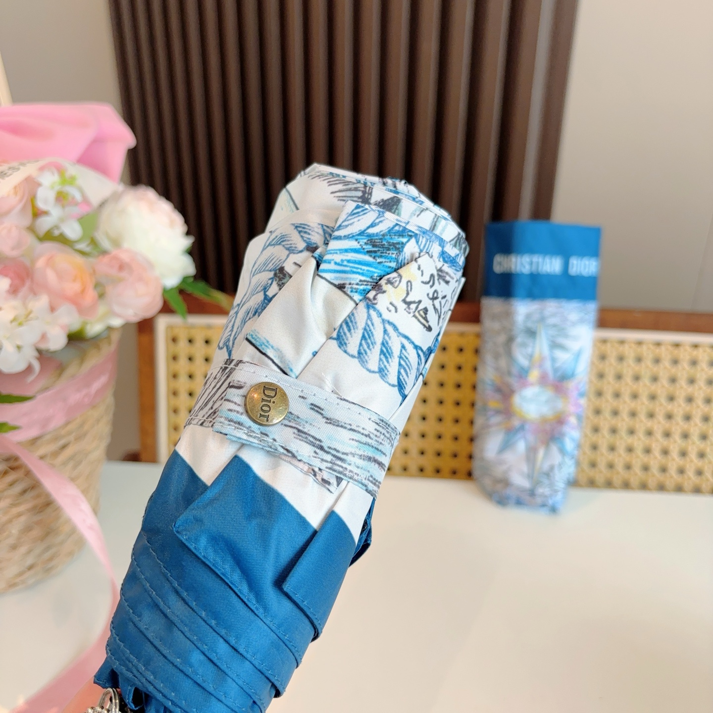  DIOR （迪奥） 五折手开折叠伞 超轻口袋 仅18cm  热卖款 时尚指数爆表 无论晴天雨天使用都相