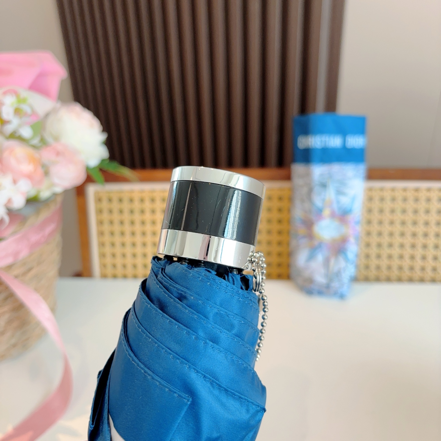  DIOR （迪奥） 五折手开折叠伞 超轻口袋 仅18cm  热卖款 时尚指数爆表 无论晴天雨天使用都相