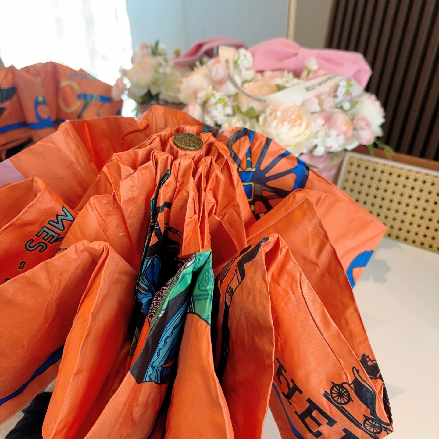 HERMÈS (爱马仕)新款 五折伞 热卖款 时尚指数爆表 不论晴天雨天使用都相得益彰 拥有它感受风从身