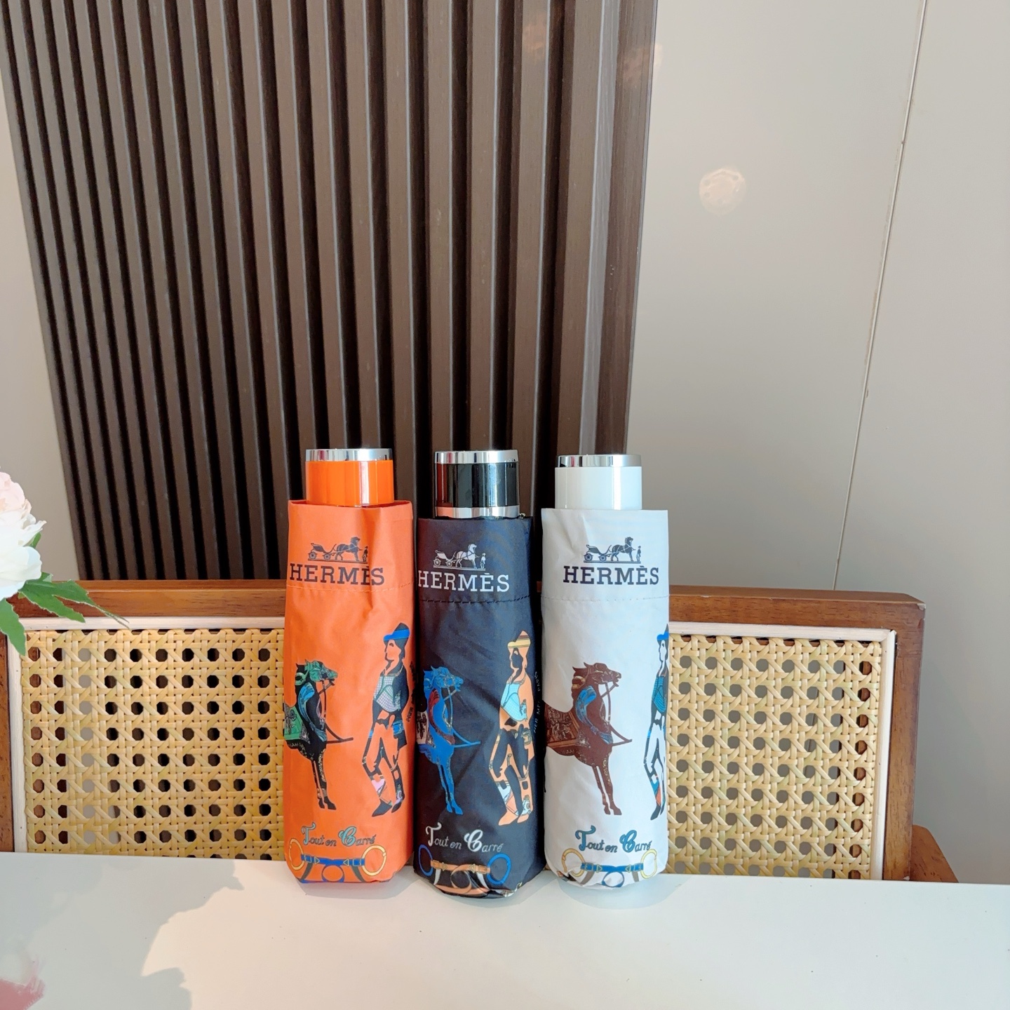 HERMÈS (爱马仕)新款 五折伞 热卖款 时尚指数爆表 不论晴天雨天使用都相得益彰 拥有它感受风从身