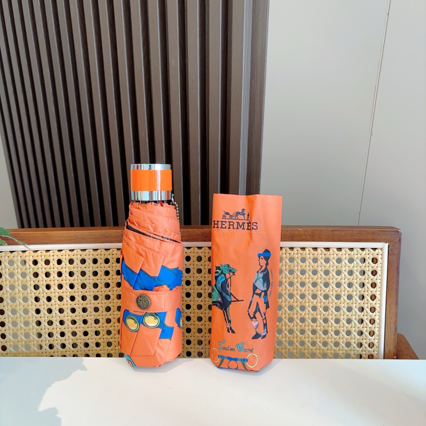 HERMÈS (爱马仕)新款 五折伞 热卖款 时尚指数爆表 不论晴天雨天使用都相得益彰 拥有它感受风从身