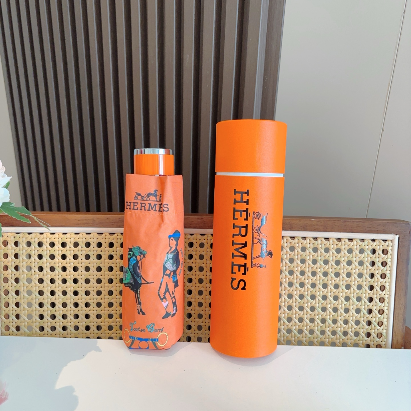HERMÈS (爱马仕)新款 五折伞 热卖款 时尚指数爆表 不论晴天雨天使用都相得益彰 拥有它感受风从身