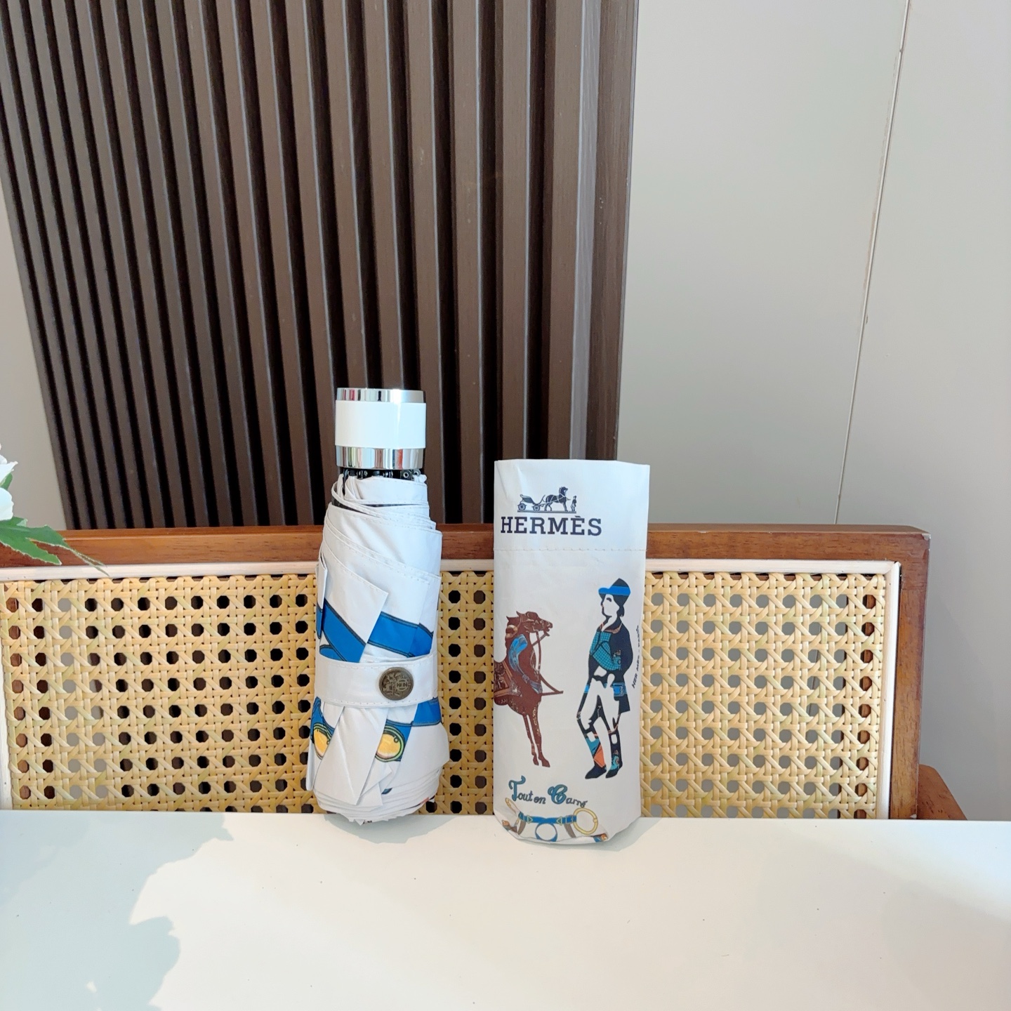 HERMÈS (爱马仕)新款 五折伞 热卖款 时尚指数爆表 不论晴天雨天使用都相得益彰 拥有它感受风从身