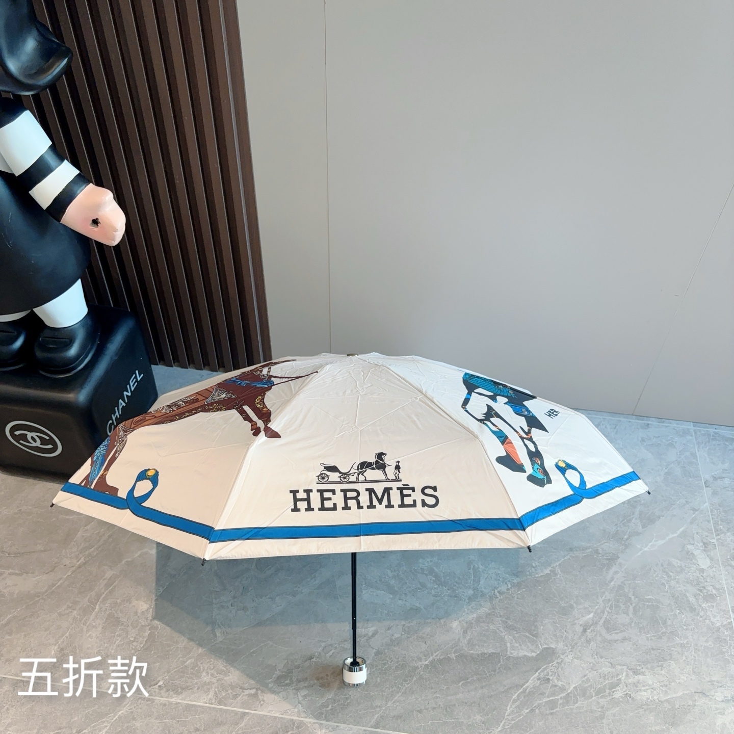 HERMÈS (爱马仕)新款 五折伞 热卖款 时尚指数爆表 不论晴天雨天使用都相得益彰 拥有它感受风从身