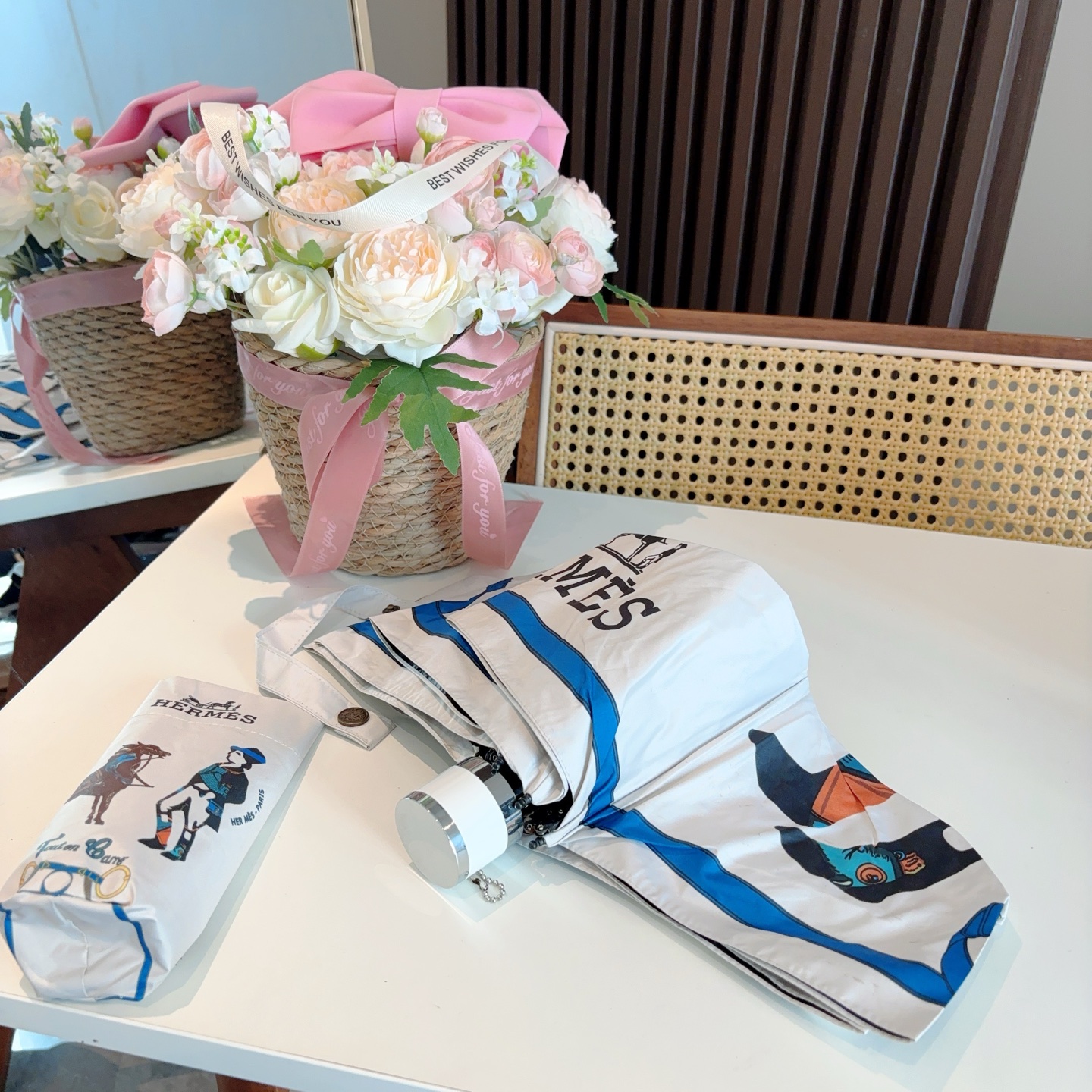 HERMÈS (爱马仕)新款 五折伞 热卖款 时尚指数爆表 不论晴天雨天使用都相得益彰 拥有它感受风从身