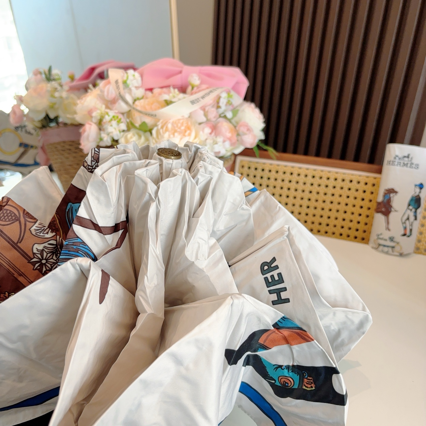 HERMÈS (爱马仕)新款 五折伞 热卖款 时尚指数爆表 不论晴天雨天使用都相得益彰 拥有它感受风从身