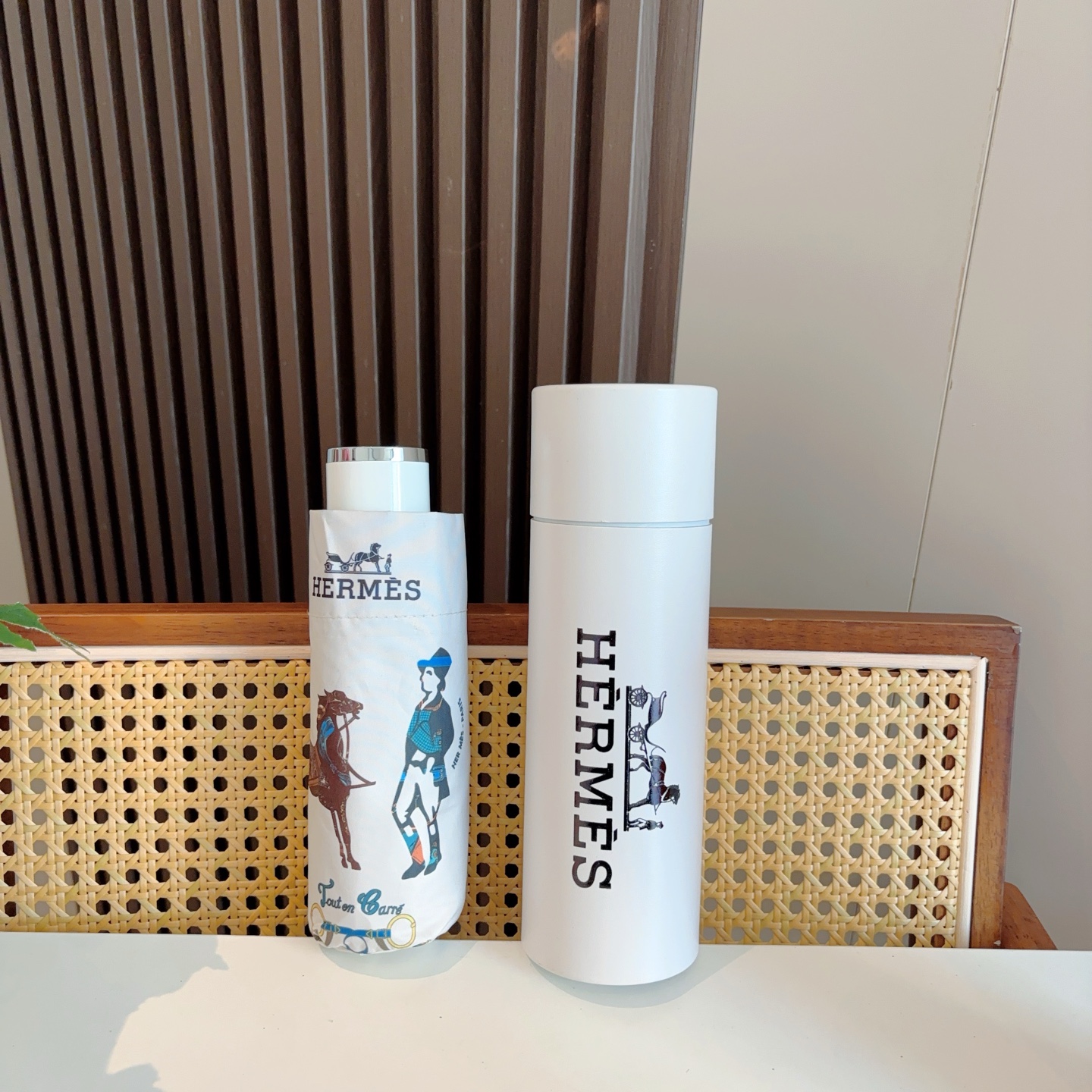 HERMÈS (爱马仕)新款 五折伞 热卖款 时尚指数爆表 不论晴天雨天使用都相得益彰 拥有它感受风从身