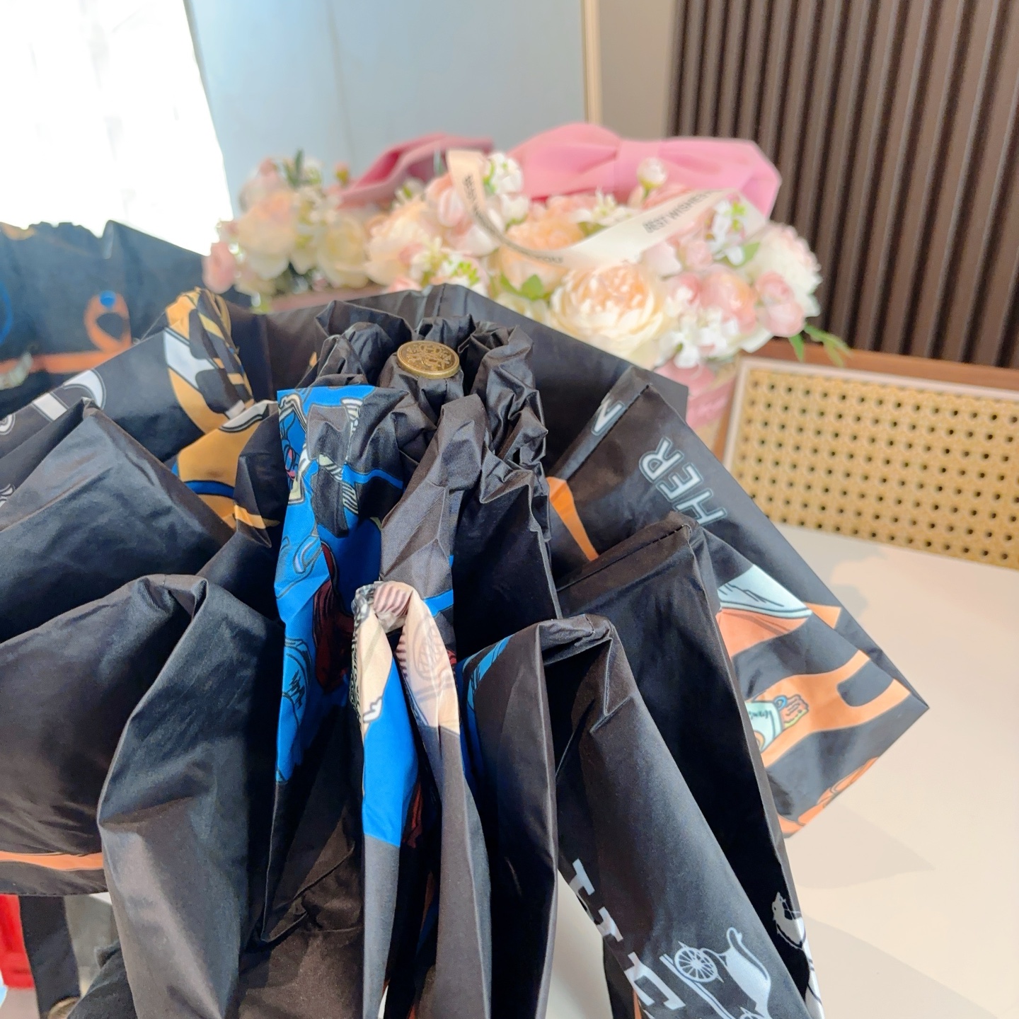 HERMÈS (爱马仕)新款 五折伞 热卖款 时尚指数爆表 不论晴天雨天使用都相得益彰 拥有它感受风从身