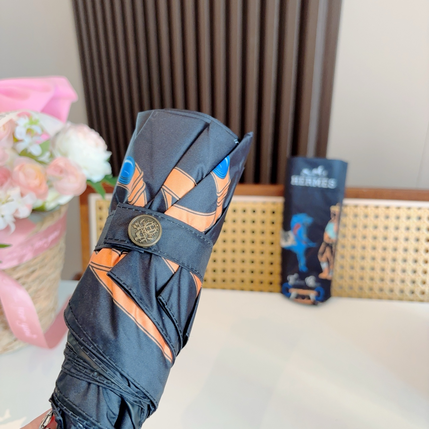 HERMÈS (爱马仕)新款 五折伞 热卖款 时尚指数爆表 不论晴天雨天使用都相得益彰 拥有它感受风从身