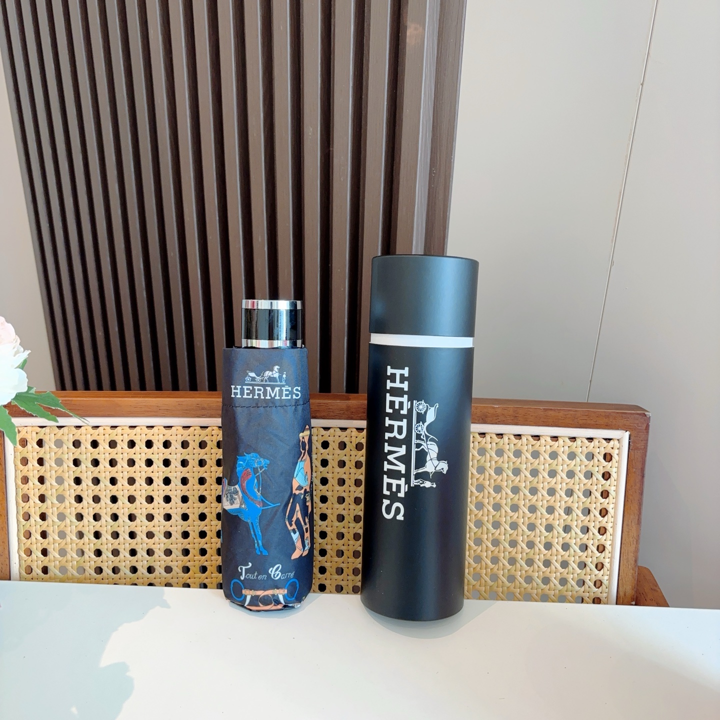 HERMÈS (爱马仕)新款 五折伞 热卖款 时尚指数爆表 不论晴天雨天使用都相得益彰 拥有它感受风从身