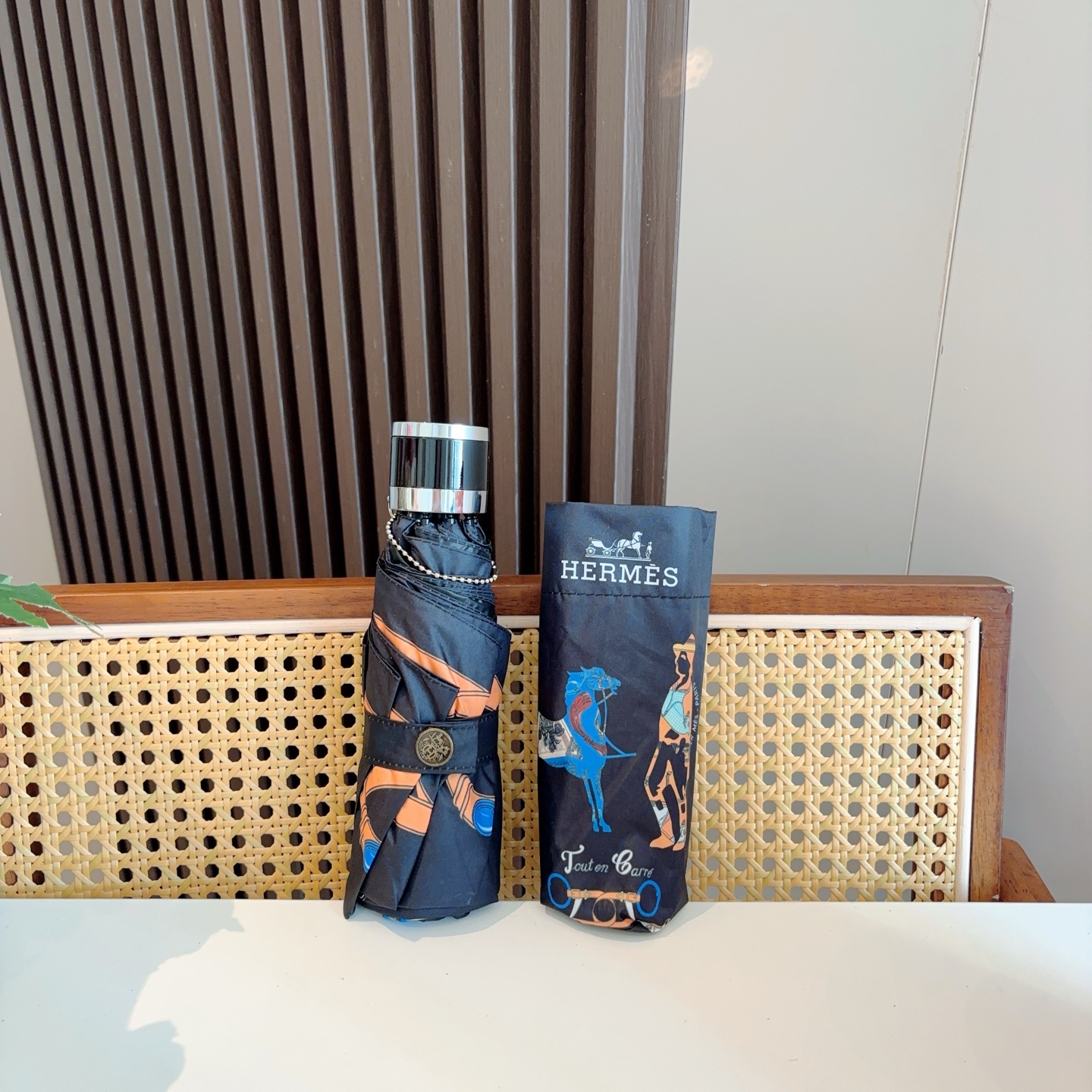 HERMÈS (爱马仕)新款 五折伞 热卖款 时尚指数爆表 不论晴天雨天使用都相得益彰 拥有它感受风从身