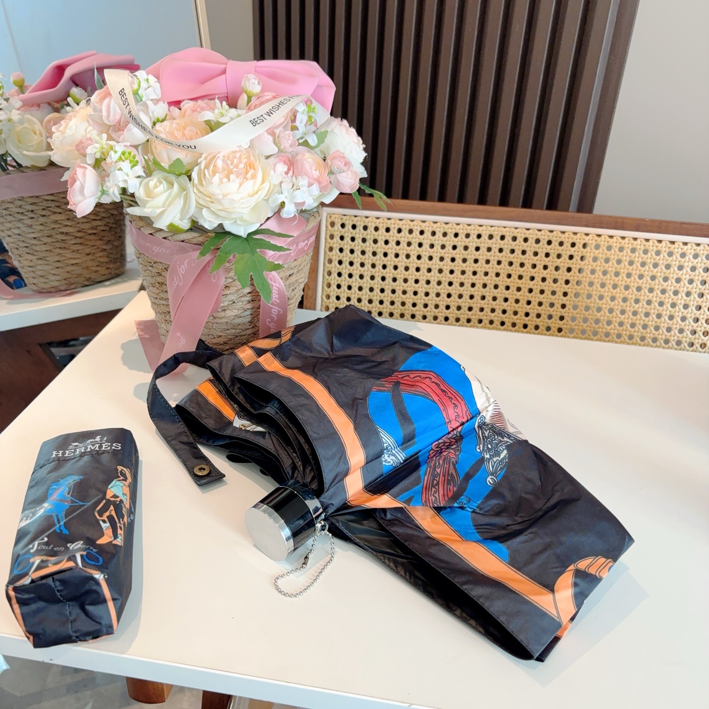 HERMÈS (爱马仕)新款 五折伞 热卖款 时尚指数爆表 不论晴天雨天使用都相得益彰 拥有它感受风从身