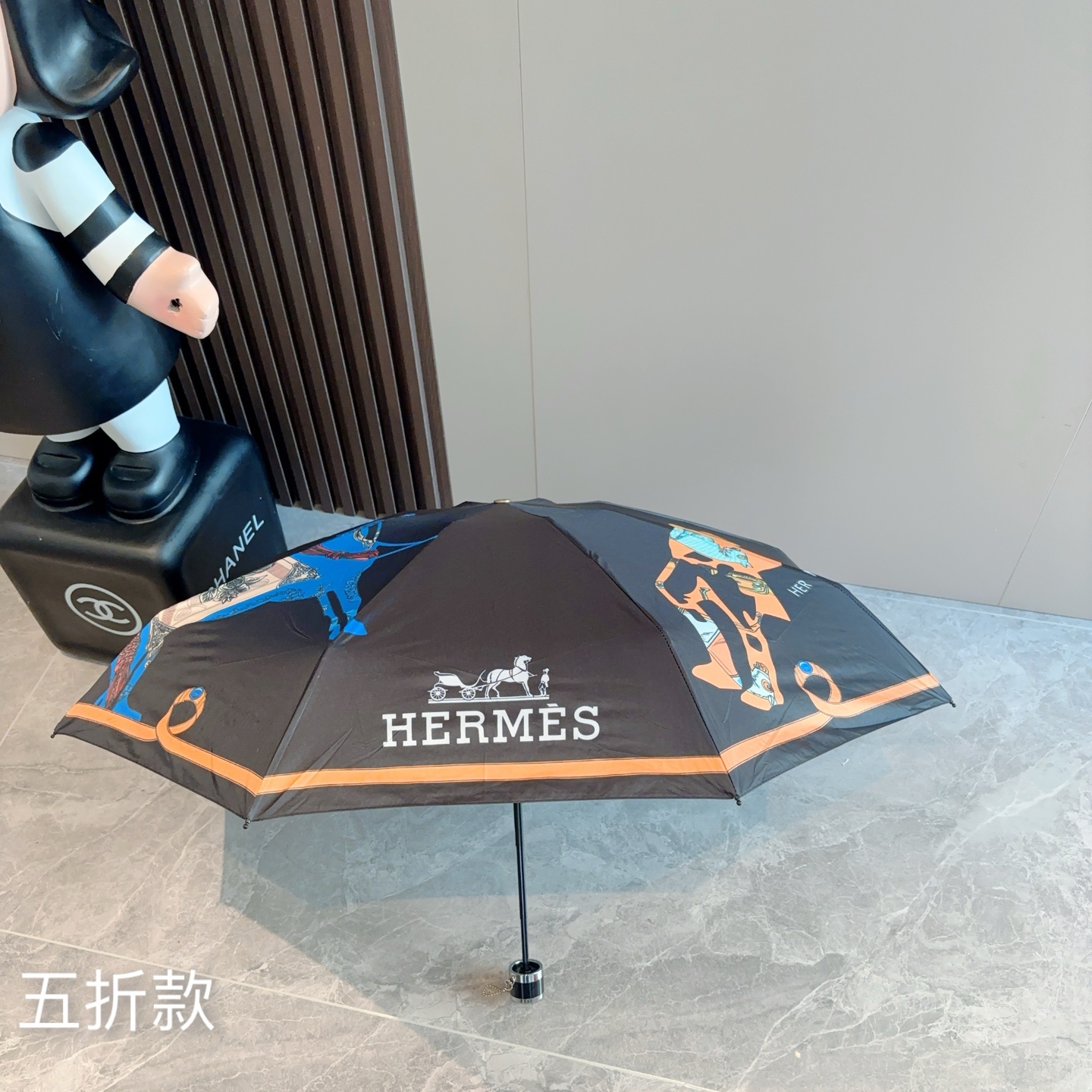 HERMÈS (爱马仕)新款 五折伞 热卖款 时尚指数爆表 不论晴天雨天使用都相得益彰 拥有它感受风从身