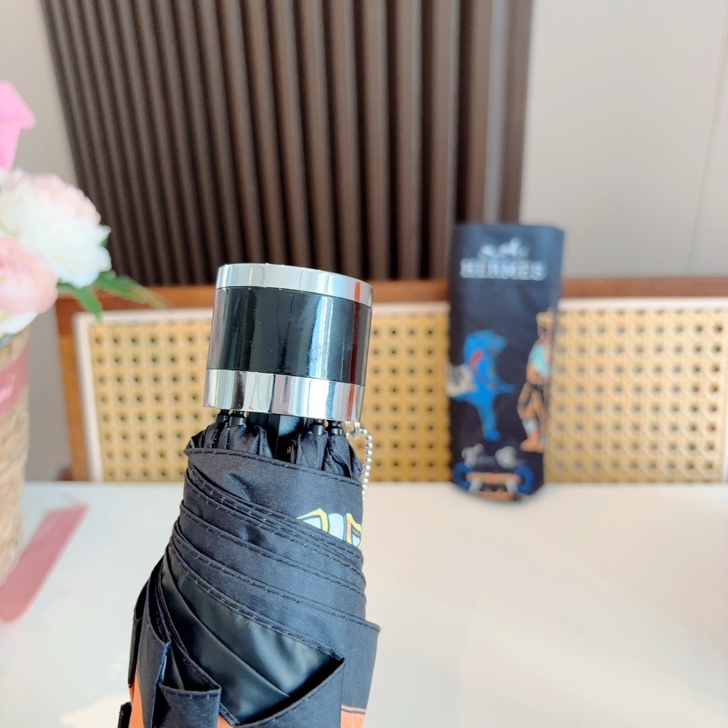 HERMÈS (爱马仕)新款 五折伞 热卖款 时尚指数爆表 不论晴天雨天使用都相得益彰 拥有它感受风从身