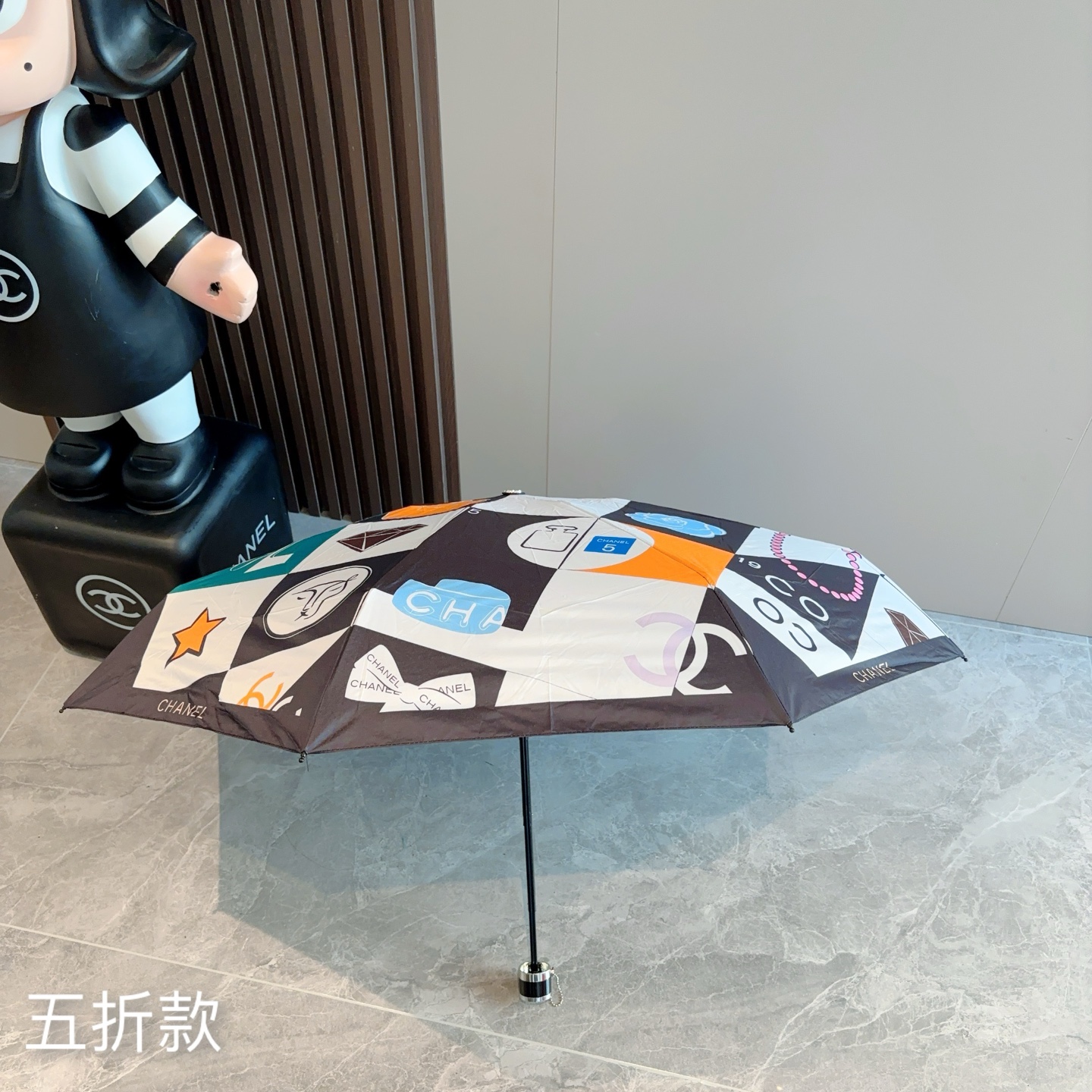  CHANEL香奈儿 五折伞 热卖款 时尚指数爆表 不论晴天雨天使用都相得益彰 拥有它感受风从身体经过的