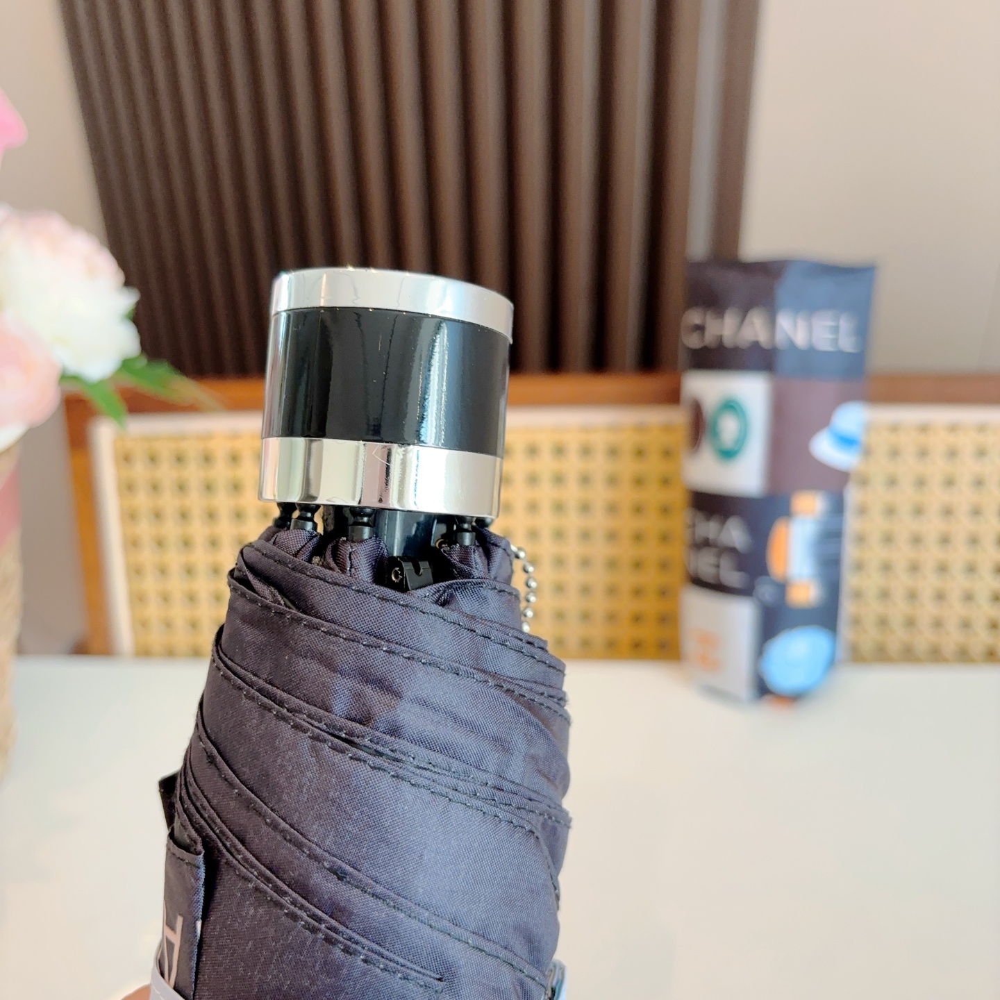  CHANEL香奈儿 五折伞 热卖款 时尚指数爆表 不论晴天雨天使用都相得益彰 拥有它感受风从身体经过的