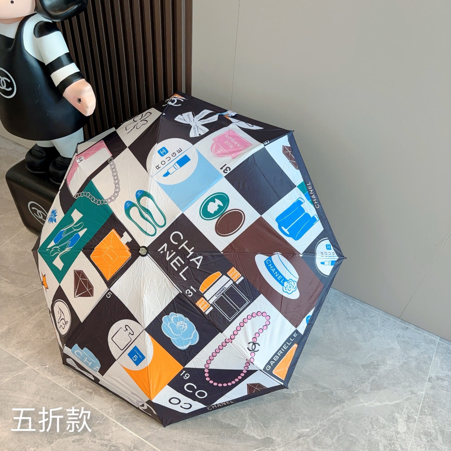  CHANEL香奈儿 五折伞 热卖款 时尚指数爆表 不论晴天雨天使用都相得益彰 拥有它感受风从身体经过的