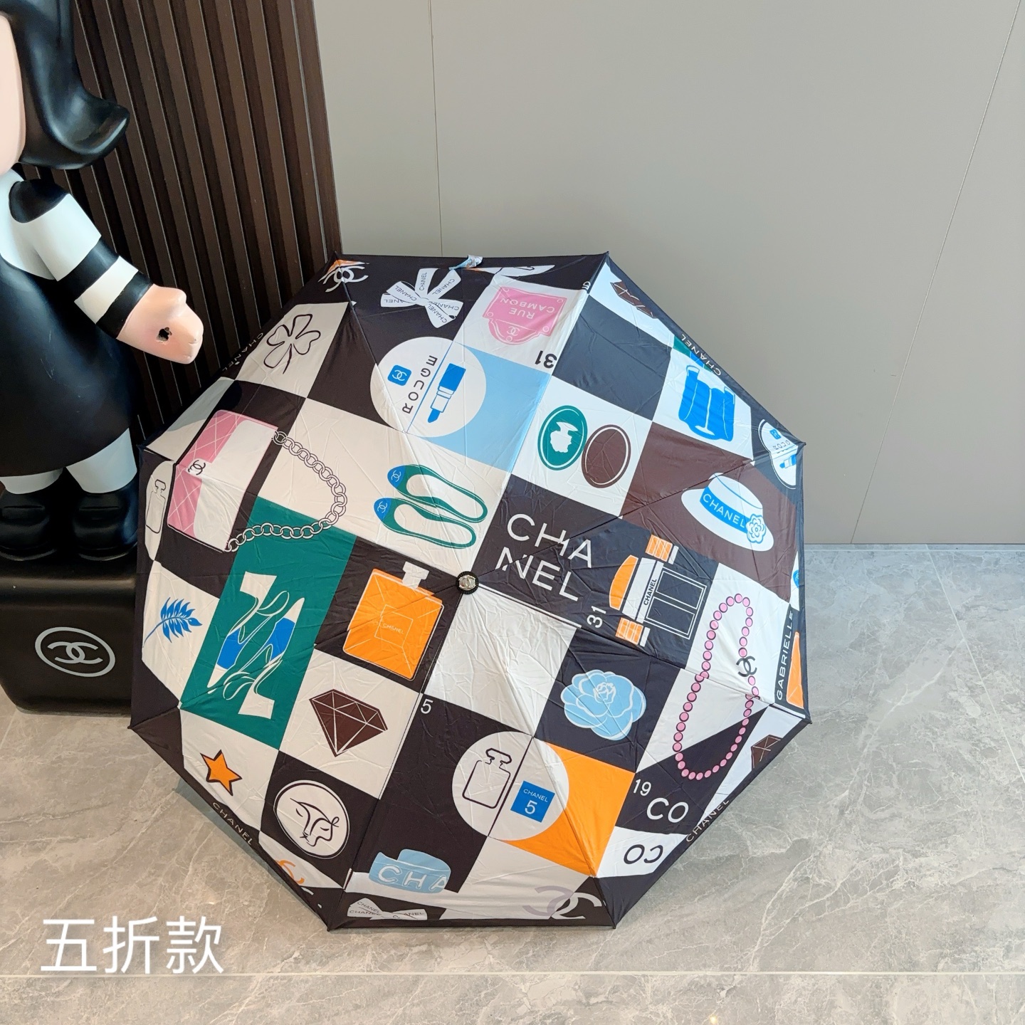  CHANEL香奈儿 五折伞 热卖款 时尚指数爆表 不论晴天雨天使用都相得益彰 拥有它感受风从身体经过的