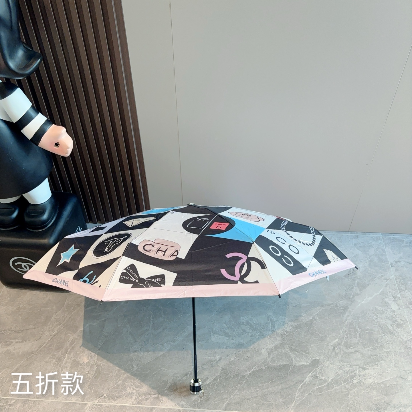  CHANEL香奈儿 五折伞 热卖款 时尚指数爆表 不论晴天雨天使用都相得益彰 拥有它感受风从身体经过的