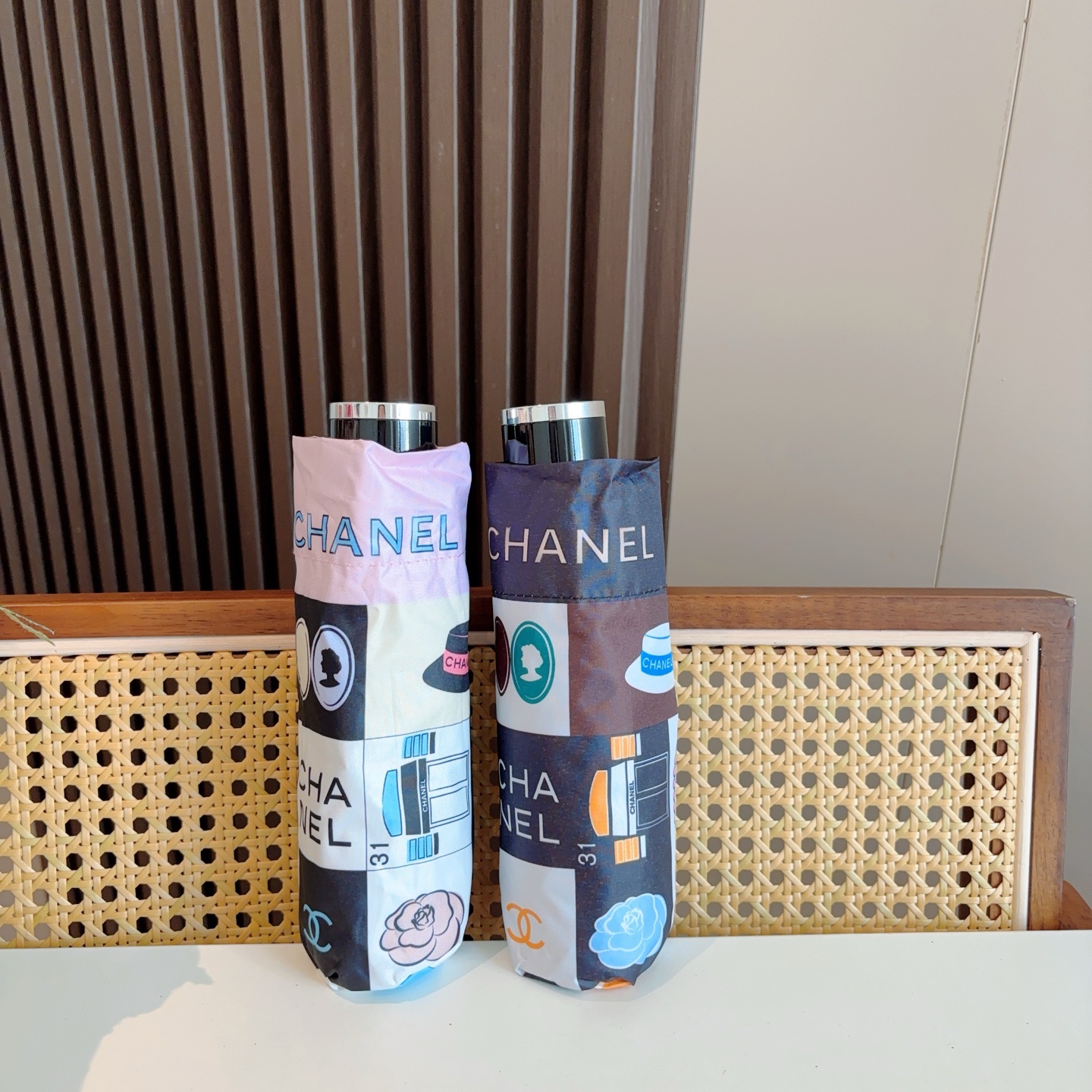  CHANEL香奈儿 五折伞 热卖款 时尚指数爆表 不论晴天雨天使用都相得益彰 拥有它感受风从身体经过的