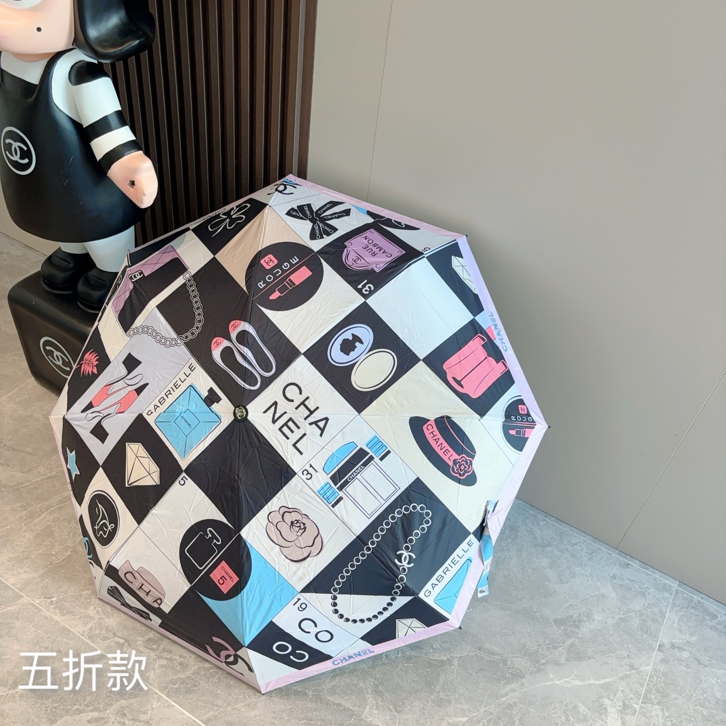  CHANEL香奈儿 五折伞 热卖款 时尚指数爆表 不论晴天雨天使用都相得益彰 拥有它感受风从身体经过的