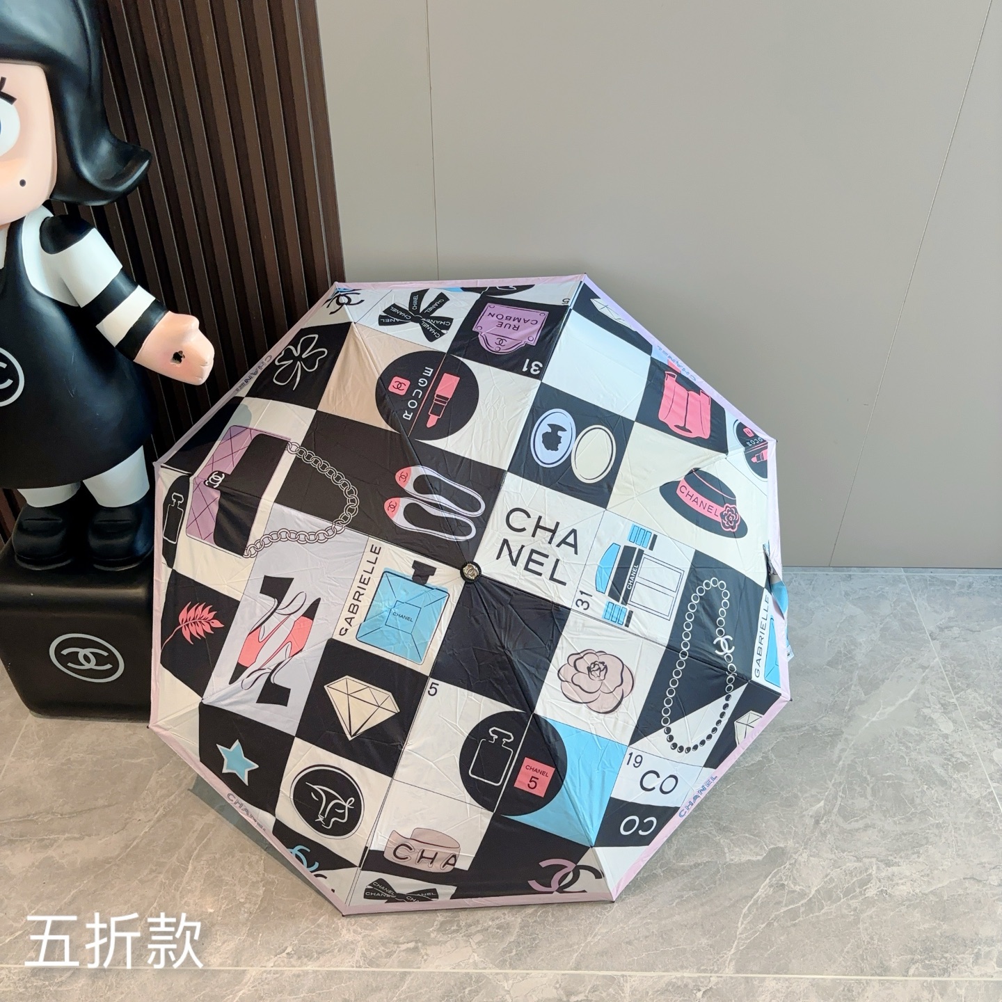  CHANEL香奈儿 五折伞 热卖款 时尚指数爆表 不论晴天雨天使用都相得益彰 拥有它感受风从身体经过的