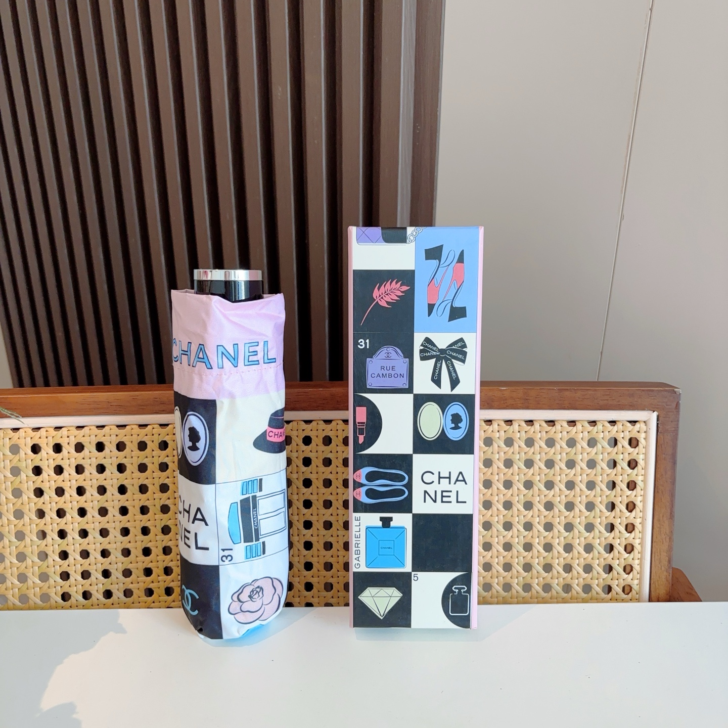  CHANEL香奈儿 五折伞 热卖款 时尚指数爆表 不论晴天雨天使用都相得益彰 拥有它感受风从身体经过的