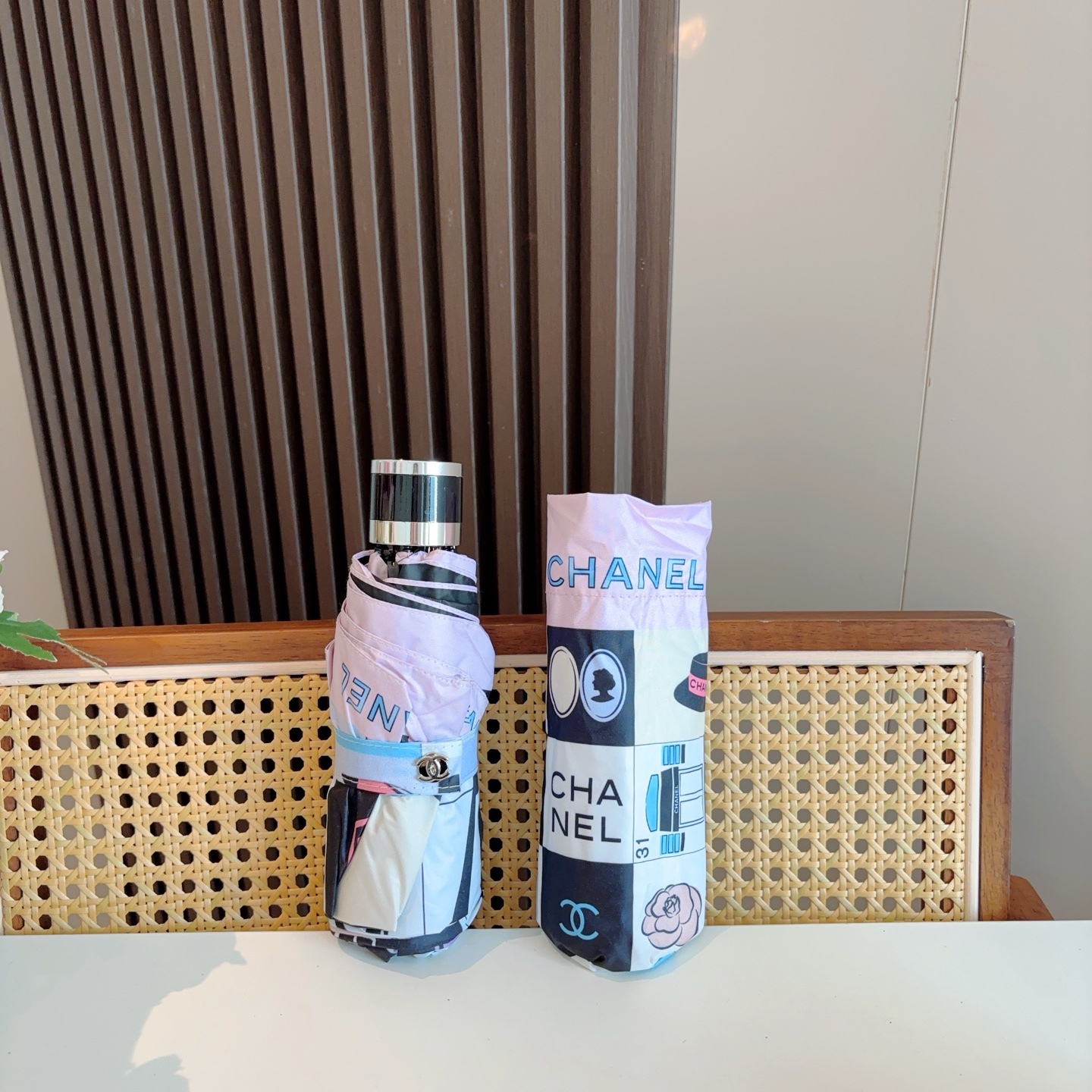  CHANEL香奈儿 五折伞 热卖款 时尚指数爆表 不论晴天雨天使用都相得益彰 拥有它感受风从身体经过的